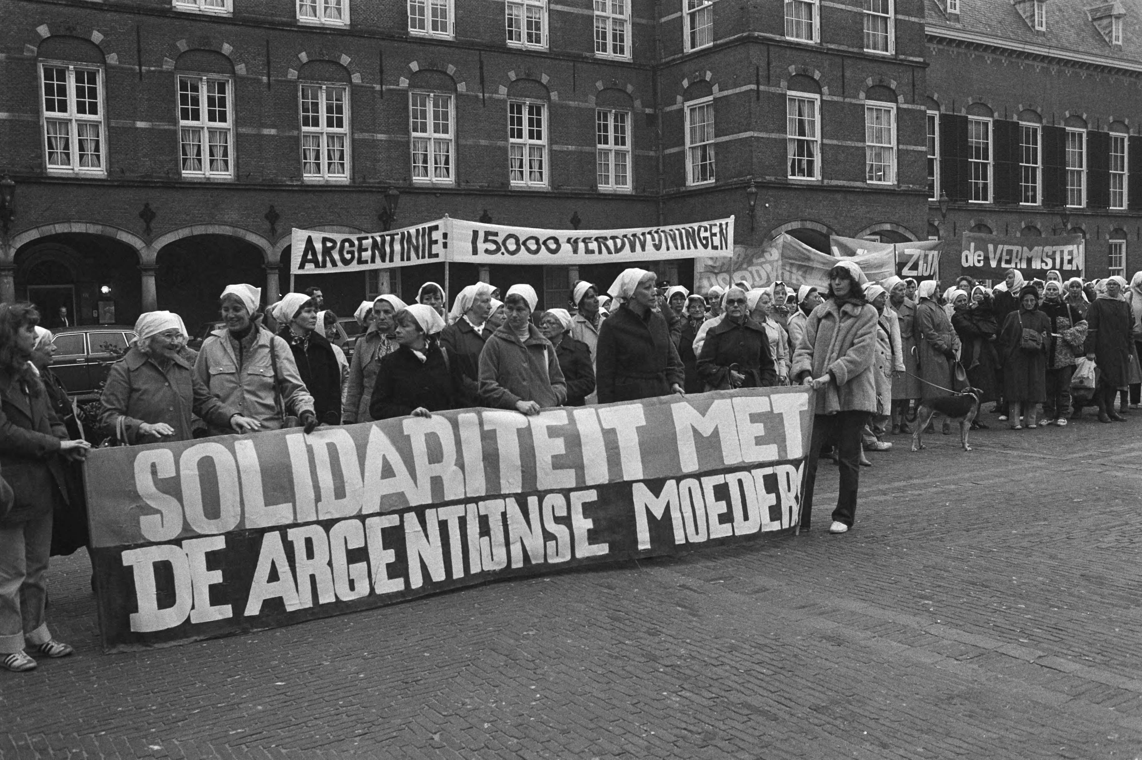Fotocollectie Anefo — Vandaag op Binnenhof in Den Haag gedemonstreerd uit solidariteit met de zgn. Dwaze moeders in Argentinie, demonstranten op het Binnenhof — Foto: Pereira, Fernando / Anefo. Licentie: Set B: Rechtenvrij / Publiek Domein. Bron: Nationaal Archief. http://hdl.handle.net/10648/aceb07bc-d0b4-102d-bcf8-003048976d84