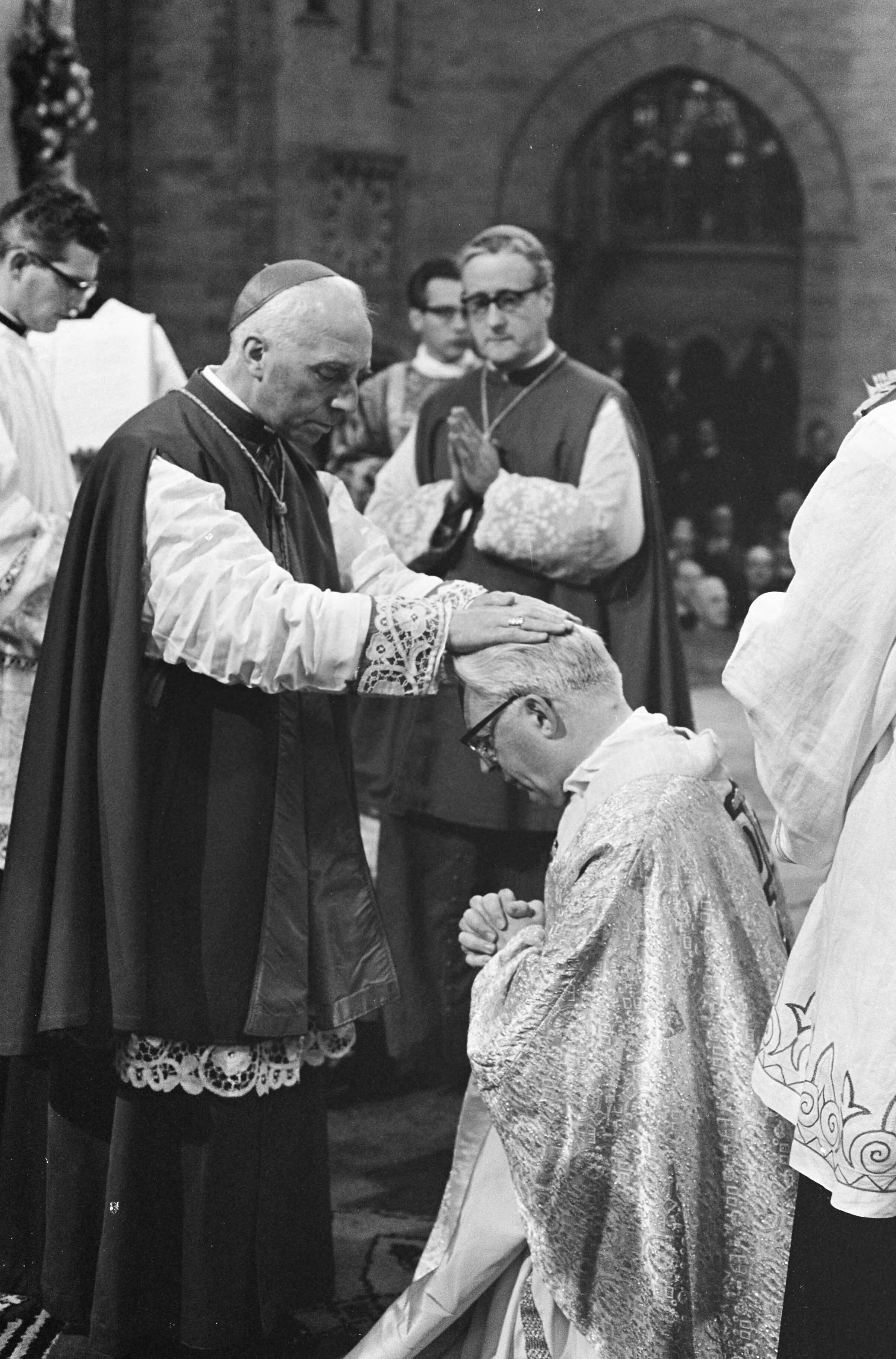 Bisschopswijding van mgr. drs. Th.N.J. Zwartkruis in St. Bavo te Haarlem — Bisschop mgr. drs. Zwartkruis tijdens de inwijding — Foto: Fotograaf Onbekend / Anefo. Licentie: Set B: Rechtenvrij / Publiek Domein. Bron: Nationaal Archief. http://hdl.handle.net/10648/ab0153fc-d0b4-102d-bcf8-003048976d84