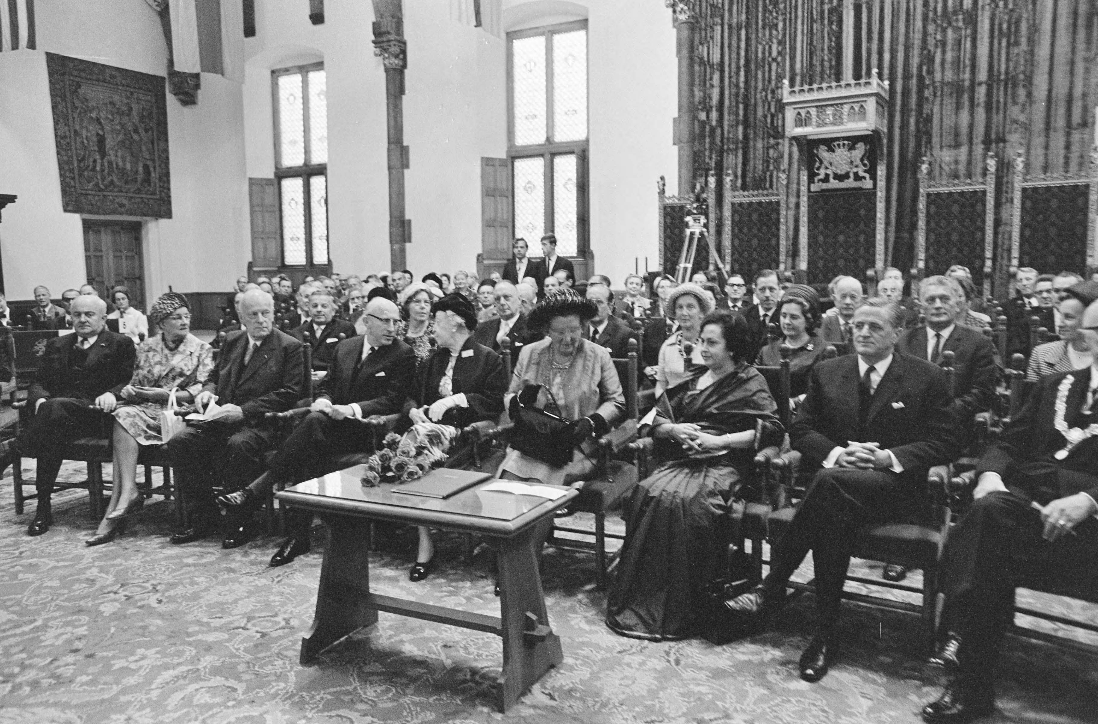 Algemene vergadering van de International Union for Child Welfare te Den Haag — Koningin Juliana opent in de Ridderzaal de vergadering — Foto: Fotograaf Onbekend / Anefo. Licentie: Set B: Rechtenvrij / Publiek Domein. Bron: Nationaal Archief. http://hdl.handle.net/10648/aafa81b2-d0b4-102d-bcf8-003048976d84