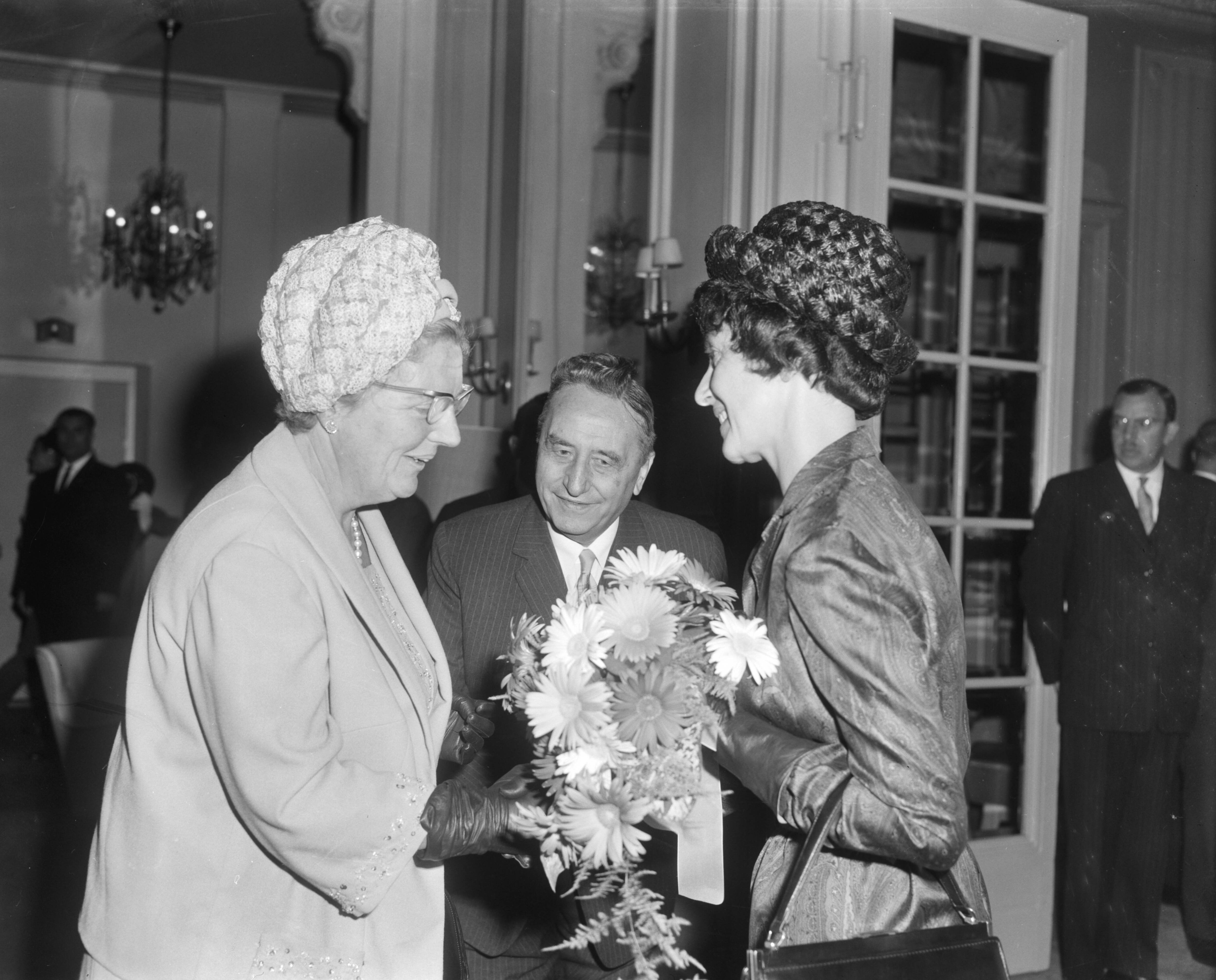Fotocollectie Anefo — Koningin Juliana woont in het Kurhaus in Scheveningen het congres van het Genootschap "Onze Taal" bij. Mevrouw Th. Veering-Feigl geeft koningin Juliana bloemen — Foto: Bilsen, Joop van / Anefo. Licentie: Set B: Rechtenvrij / Publiek Domein. Bron: Nationaal Archief. http://hdl.handle.net/10648/aa7d8f40-d0b4-102d-bcf8-003048976d84
