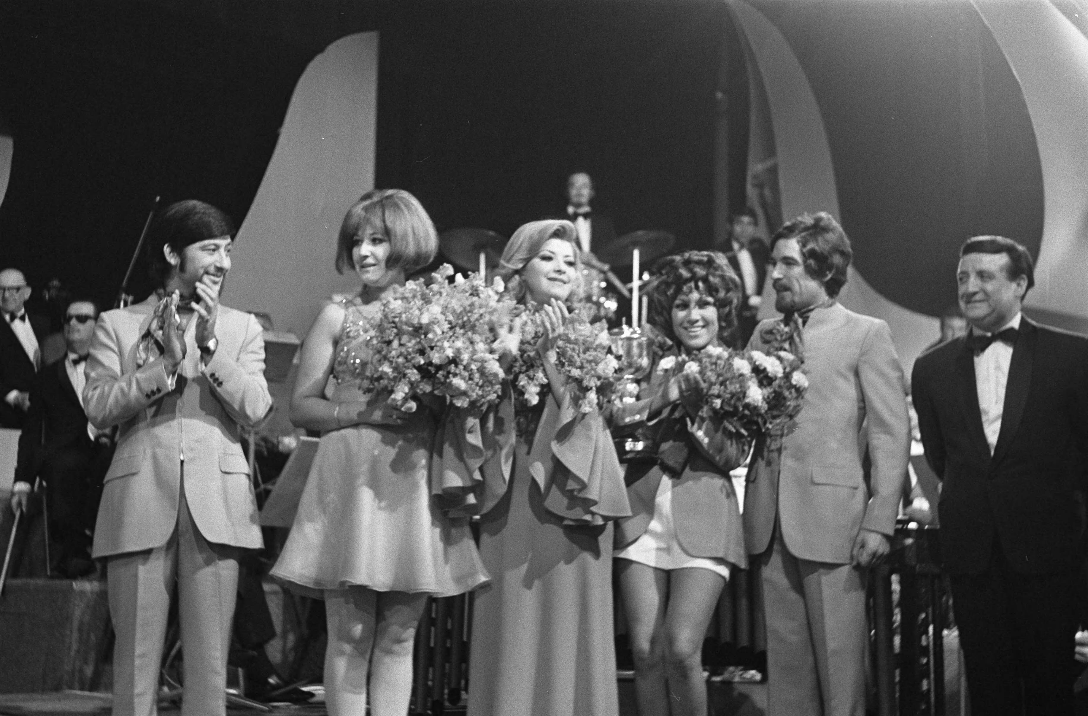 Singing Europe 1969, finale in Scheveningen — De Spaanse ploeg — Foto: Fotograaf Onbekend / Anefo. Licentie: Set B: Rechtenvrij / Publiek Domein. Bron: Nationaal Archief. http://hdl.handle.net/10648/ab7247b0-d0b4-102d-bcf8-003048976d84