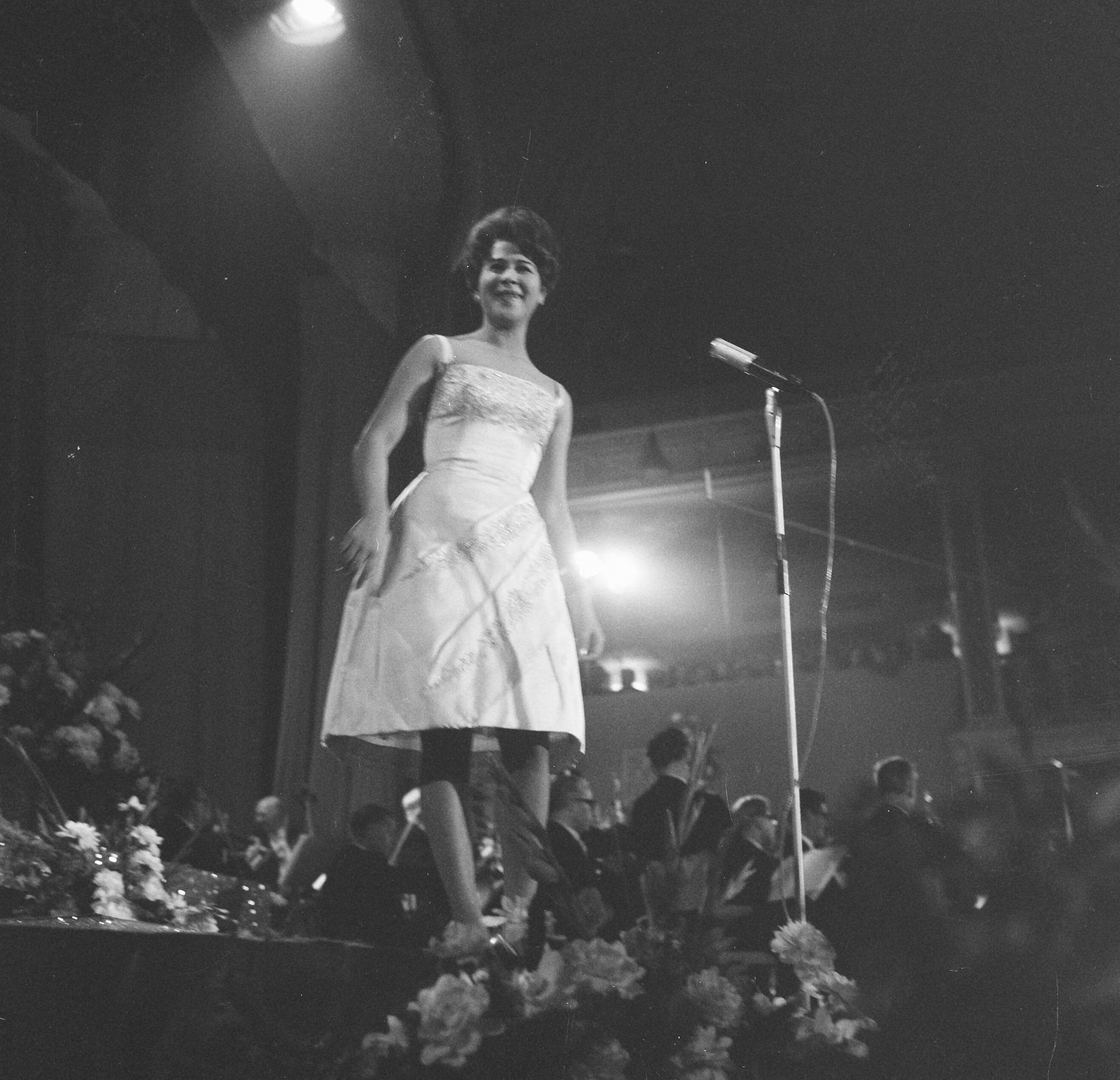 Grand Gala du Disque 1962 — Grand Gala du Disque. Optreden Anneke Grönloh — Foto: Koch, Eric / Anefo. Licentie: Set B: Rechtenvrij / Publiek Domein. Bron: Nationaal Archief. http://hdl.handle.net/10648/aa196600-d0b4-102d-bcf8-003048976d84