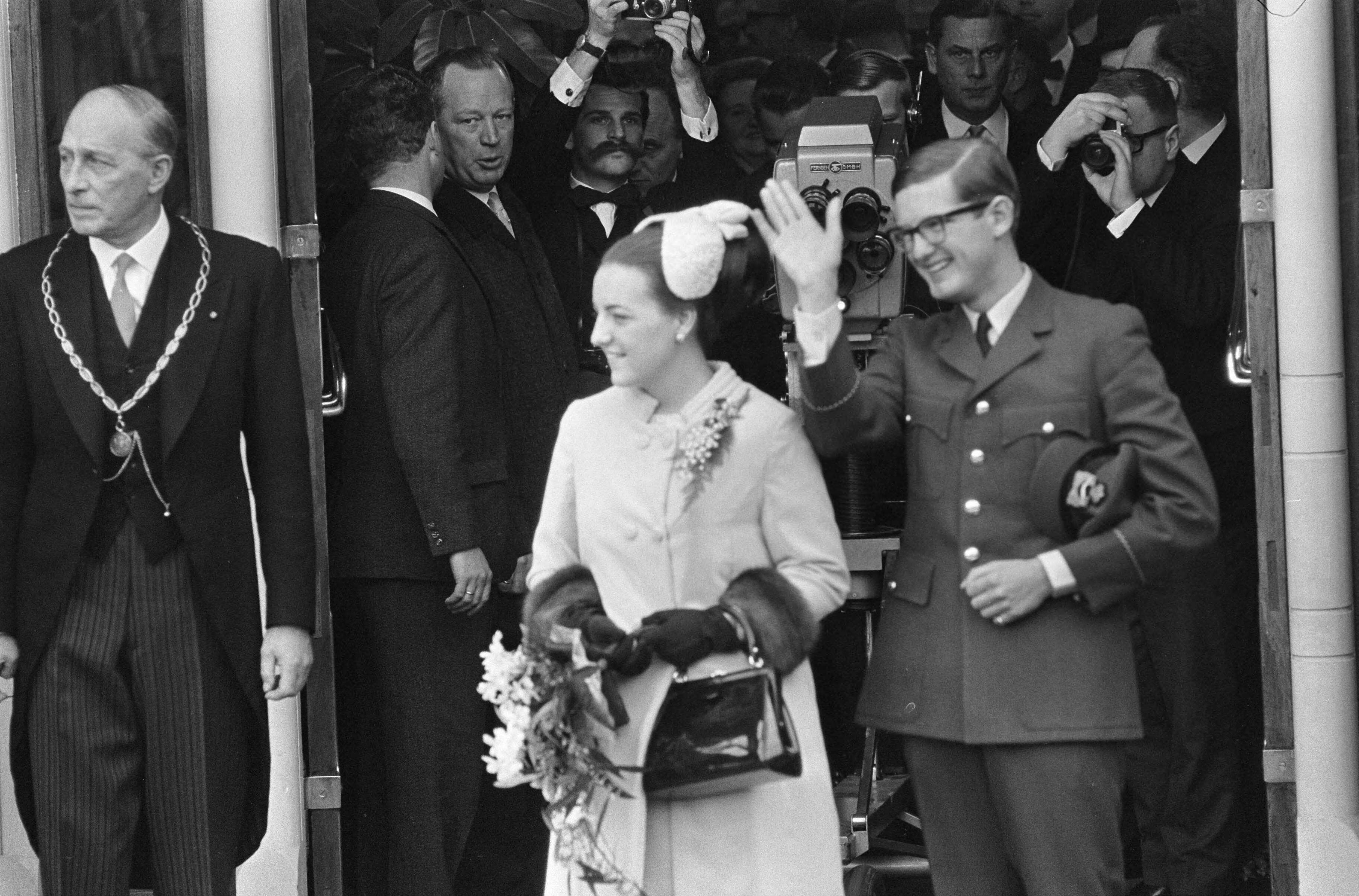 Fotocollectie Anefo — Ondertrouw prinses Margriet en Pieter van Vollenhoven op stadhuis te Baarn — Foto: Kroon, Ron / Anefo. Licentie: Set B: Rechtenvrij / Publiek Domein. Bron: Nationaal Archief. http://hdl.handle.net/10648/ab0805c6-d0b4-102d-bcf8-003048976d84