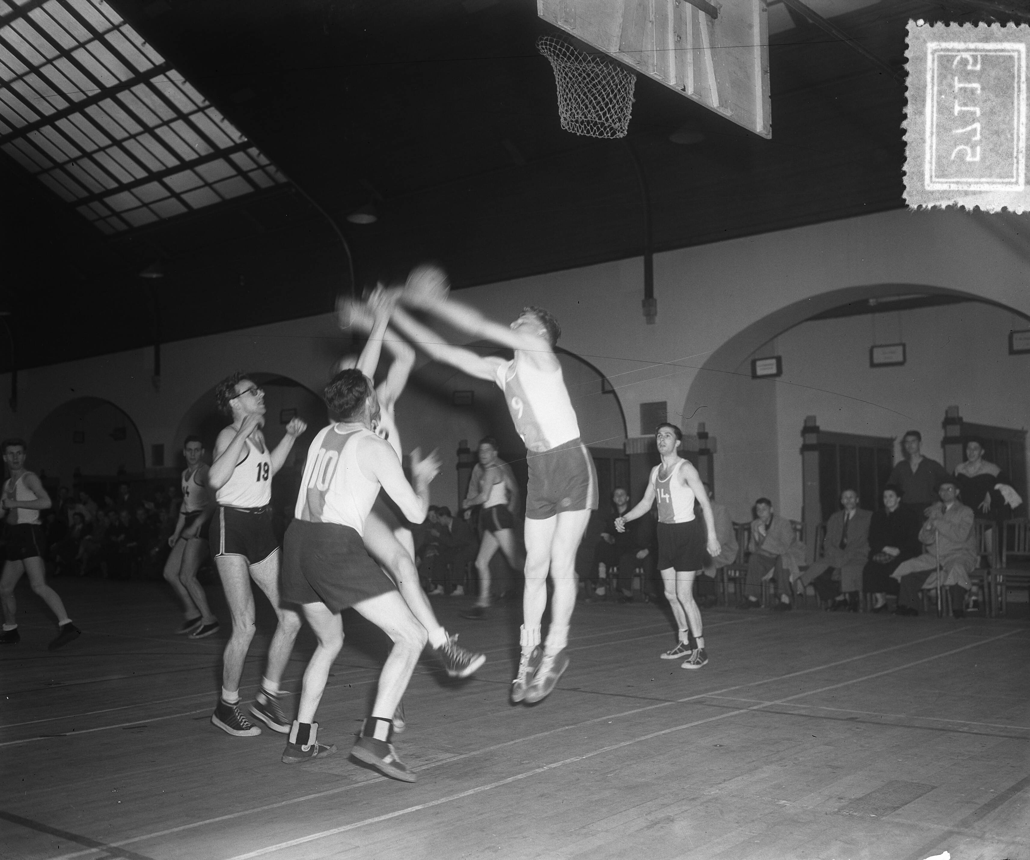 Fotocollectie Anefo — Basketbalkampioenschappen Haarlem. DED Amsterdam tegen Oosterkwartier Haarlem. Heren — Foto: Pot, Harry / Anefo. Licentie: Set B: Rechtenvrij / Publiek Domein. Bron: Nationaal Archief. http://hdl.handle.net/10648/a90bb146-d0b4-102d-bcf8-003048976d84