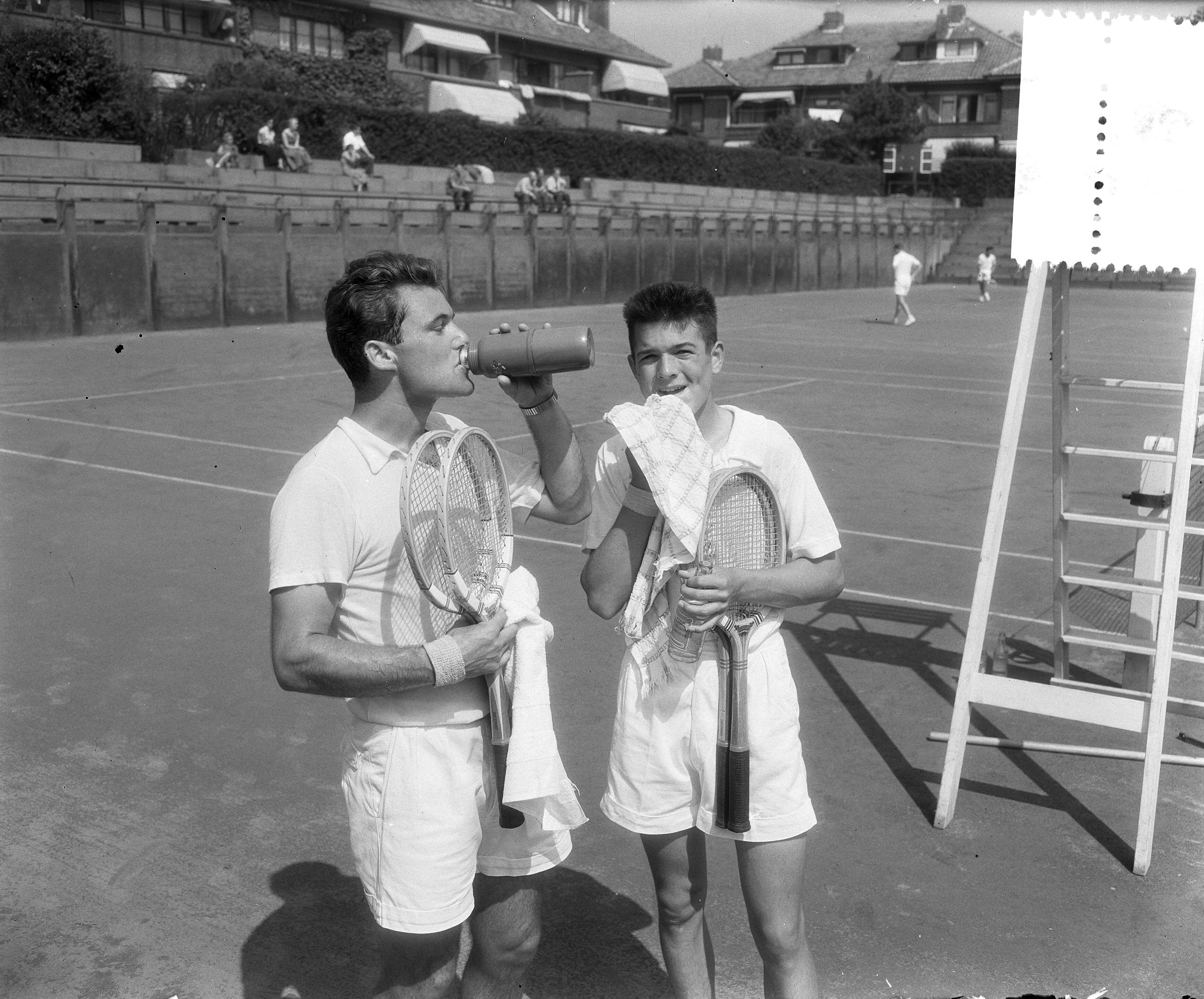 Fotocollectie Anefo — Nederlandse tenniskampioenschappen op de METS-banen te Scheveningen, Hans Biesheuvel en Hans van Dalsum (links) — Foto: Rossem, Wim van / Anefo. Licentie: Set B: Rechtenvrij / Publiek Domein. Bron: Nationaal Archief. http://hdl.handle.net/10648/a939a7e0-d0b4-102d-bcf8-003048976d84