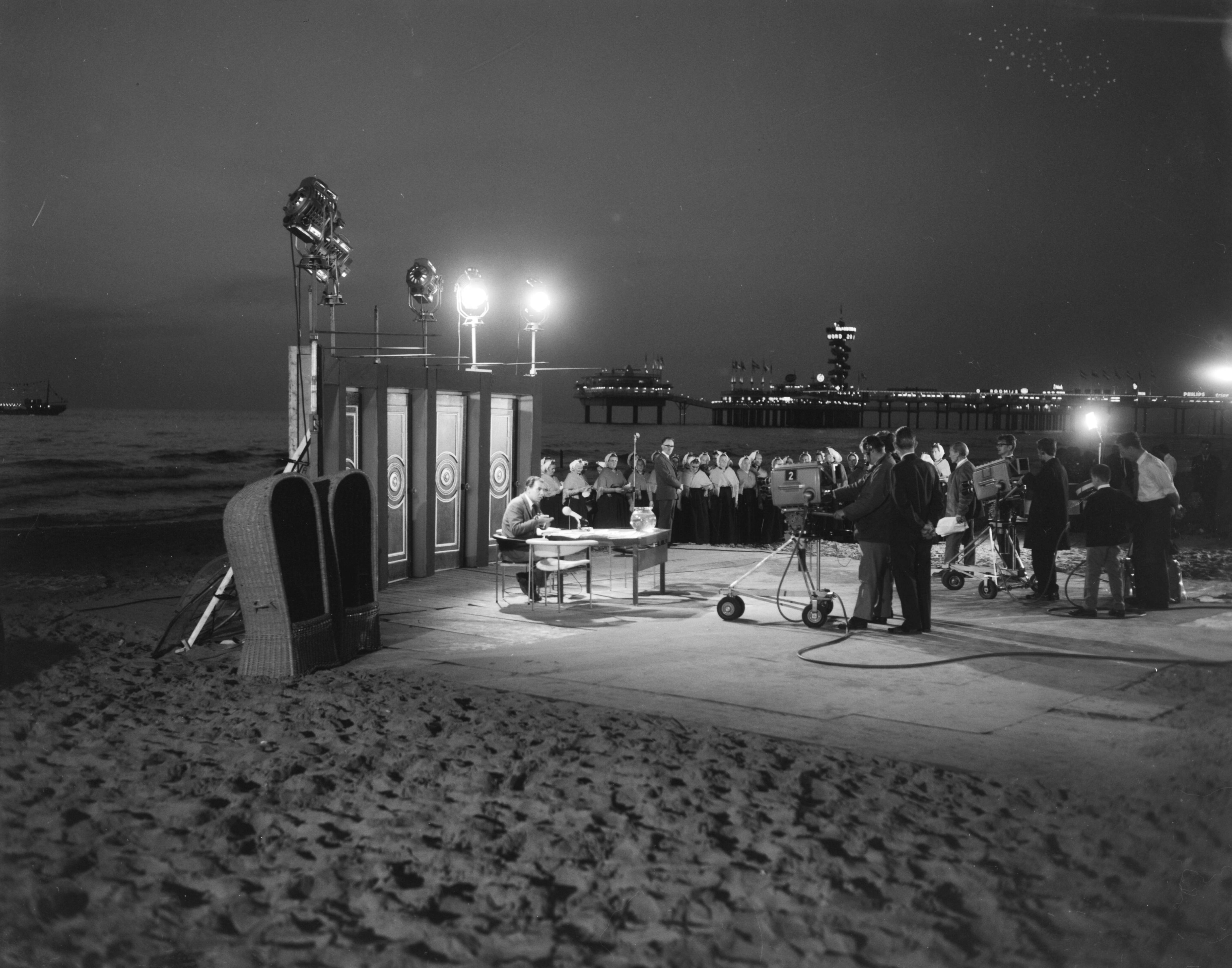 Fotocollectie Anefo — Televisie-uitzending "Voor de vuist weg" met Willem Duys aan het strand van Scheveningen — Foto: Bilsen, Joop van / Anefo. Licentie: Set B: Rechtenvrij / Publiek Domein. Bron: Nationaal Archief. http://hdl.handle.net/10648/aabc0658-d0b4-102d-bcf8-003048976d84