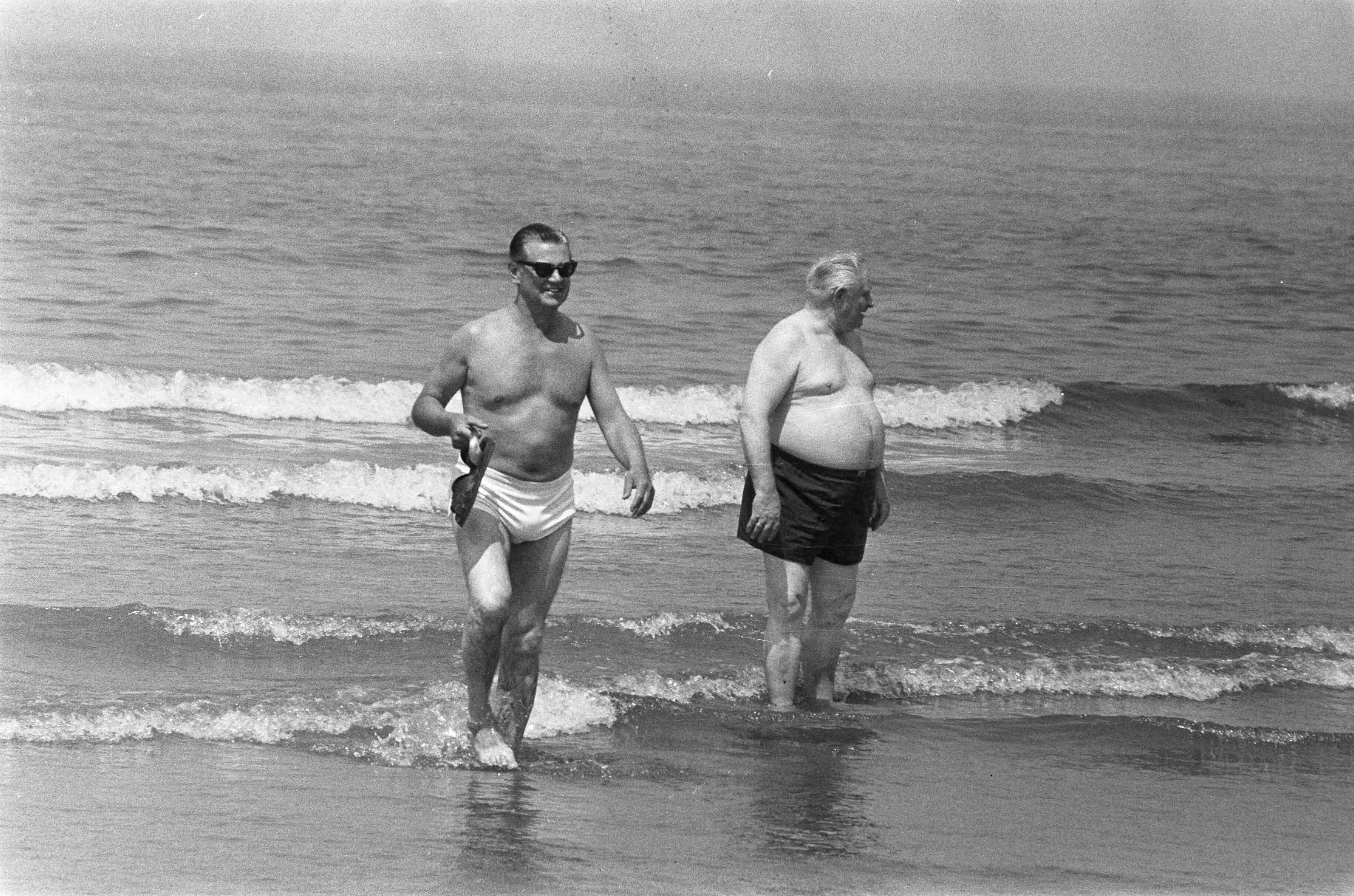 Fotocollectie Anefo — Drukte op strand Scheveningen, twee mannen in zee — Foto: Verhoeff, Bert / Anefo. Licentie: Set B: Rechtenvrij / Publiek Domein. Bron: Nationaal Archief. http://hdl.handle.net/10648/ac2f8af0-d0b4-102d-bcf8-003048976d84