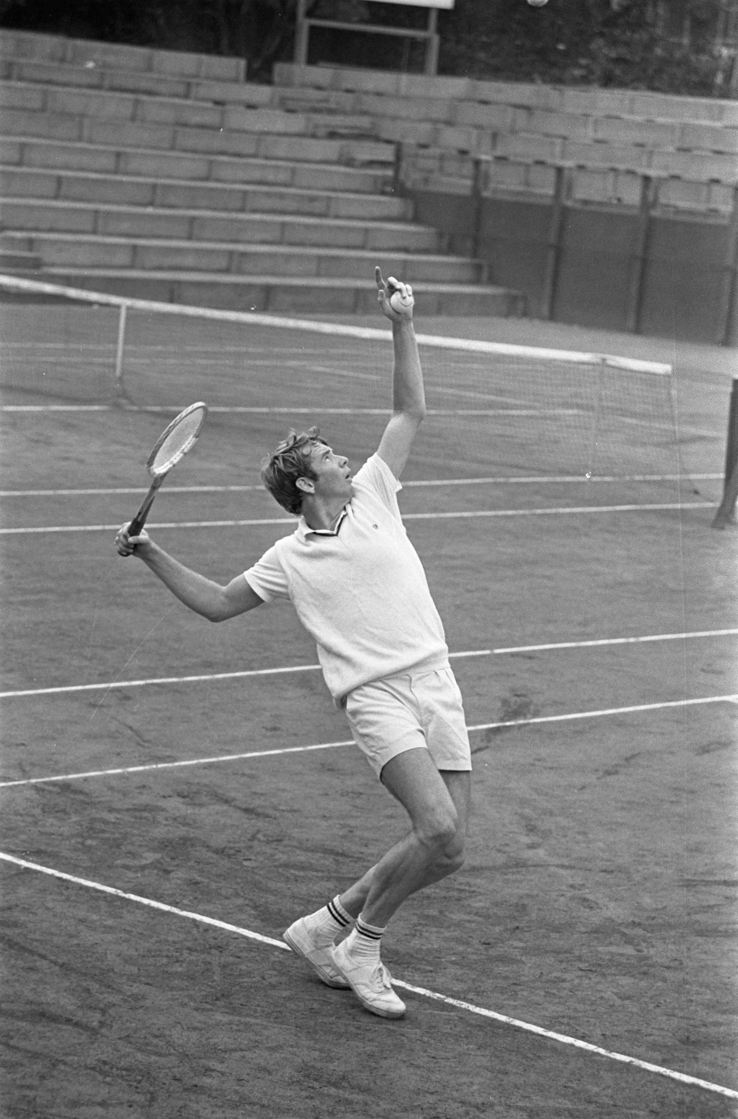 Nederlandse tenniskampioenschappen 1968, Scheveningen — Nick Fleury, slaat op in zijn wedstrijd tegen Henk Herok — Foto: Fotograaf Onbekend / Anefo. Licentie: Set B: Rechtenvrij / Publiek Domein. Bron: Nationaal Archief. http://hdl.handle.net/10648/ab4a23de-d0b4-102d-bcf8-003048976d84