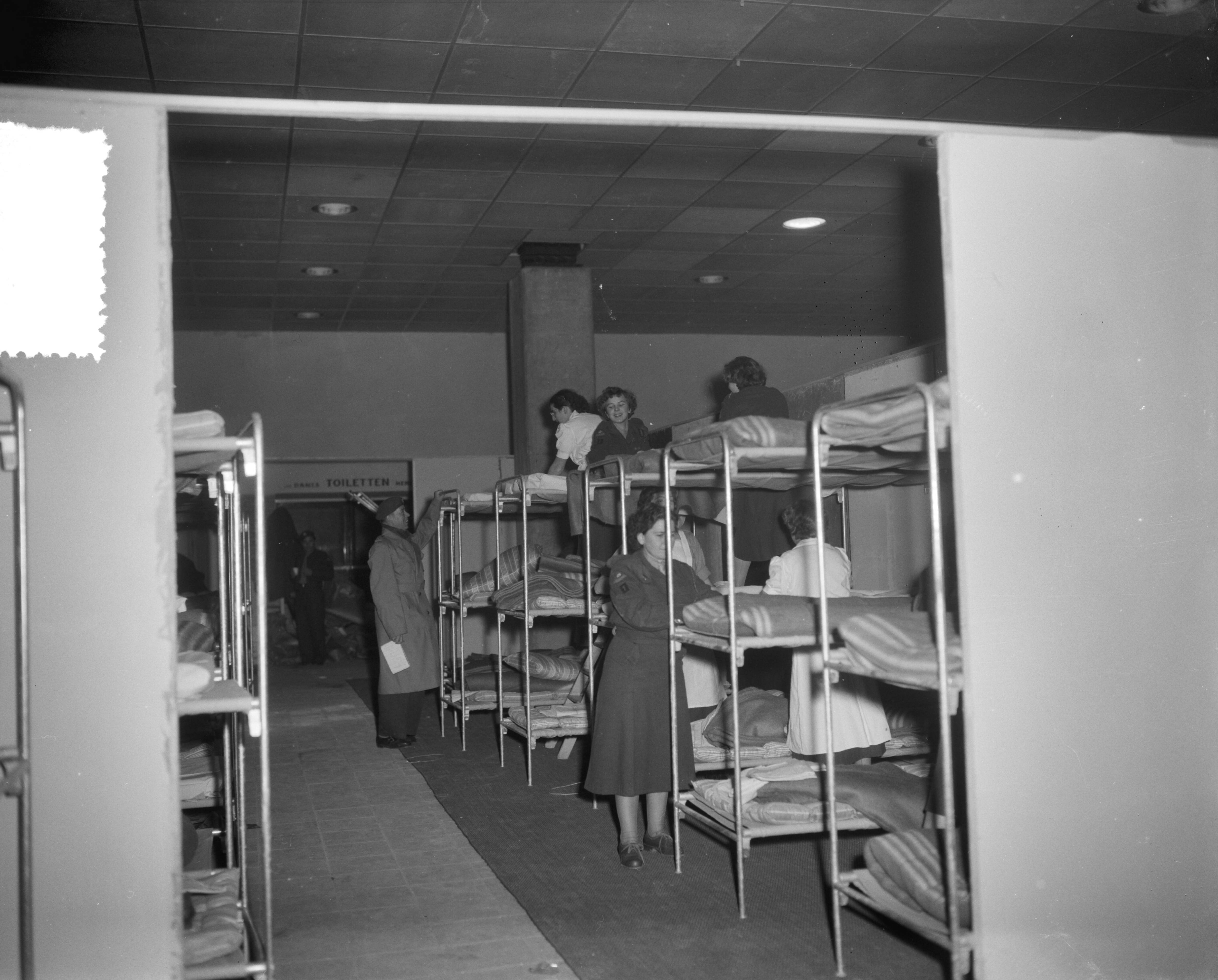 Fotocollectie Anefo — Ontvangst van Hongaarse vluchtelingen te Utrecht. Gereedmaken Jaarbeurshal — Foto: Bilsen, Joop van / Anefo. Licentie: Set B: Rechtenvrij / Publiek Domein. Bron: Nationaal Archief. http://hdl.handle.net/10648/a952a146-d0b4-102d-bcf8-003048976d84