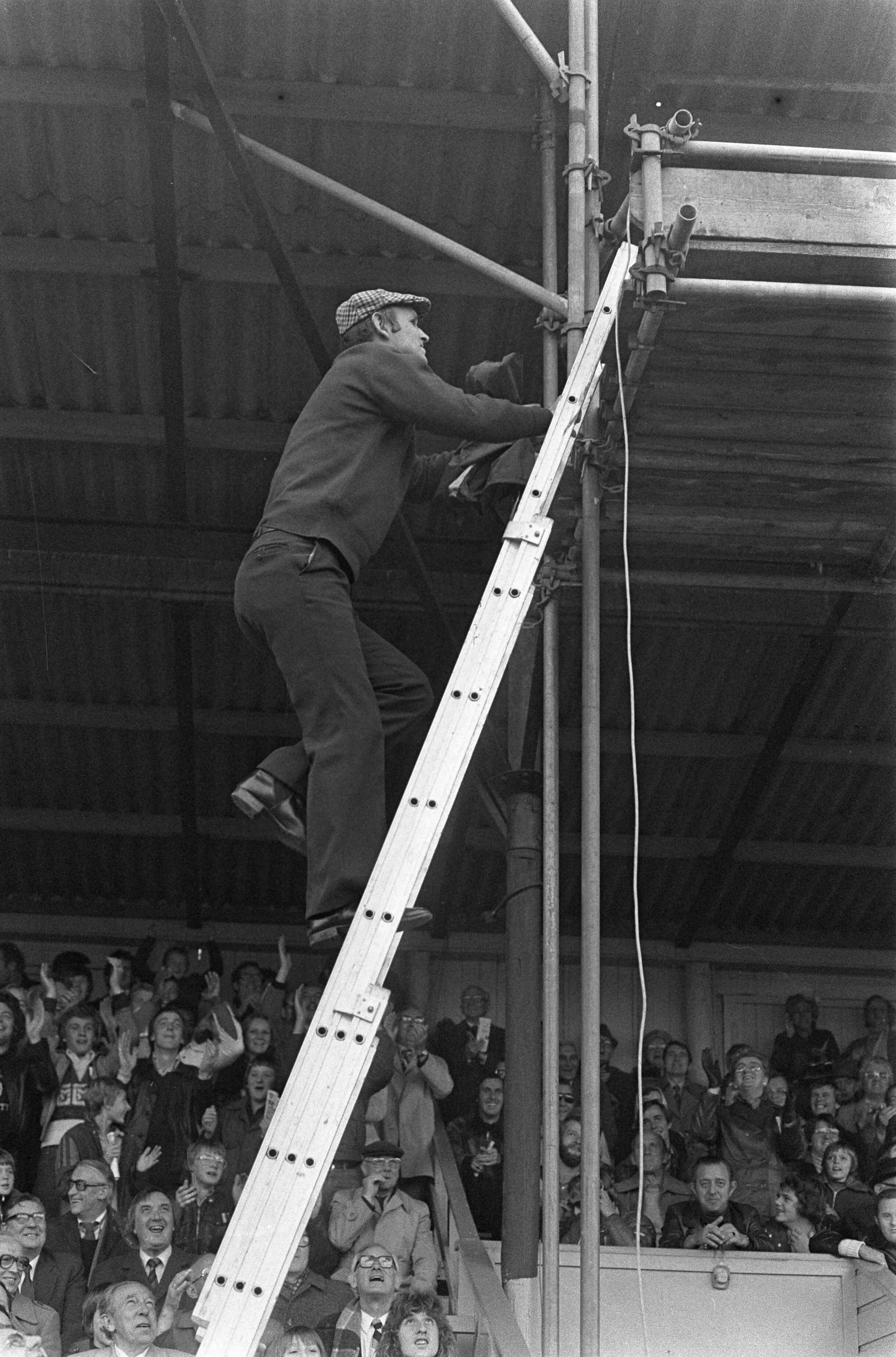 Fotocollectie Anefo — Haarlem tegen NEC 1-1; Barry Hughes (Haarlem-trainer ) moet buiten het veld blijven. Hughes beklimt ladder naar TV-platform — Foto: Croes, Rob C. / Anefo. Licentie: Set B: Rechtenvrij / Publiek Domein. Bron: Nationaal Archief. http://hdl.handle.net/10648/ac8f751e-d0b4-102d-bcf8-003048976d84