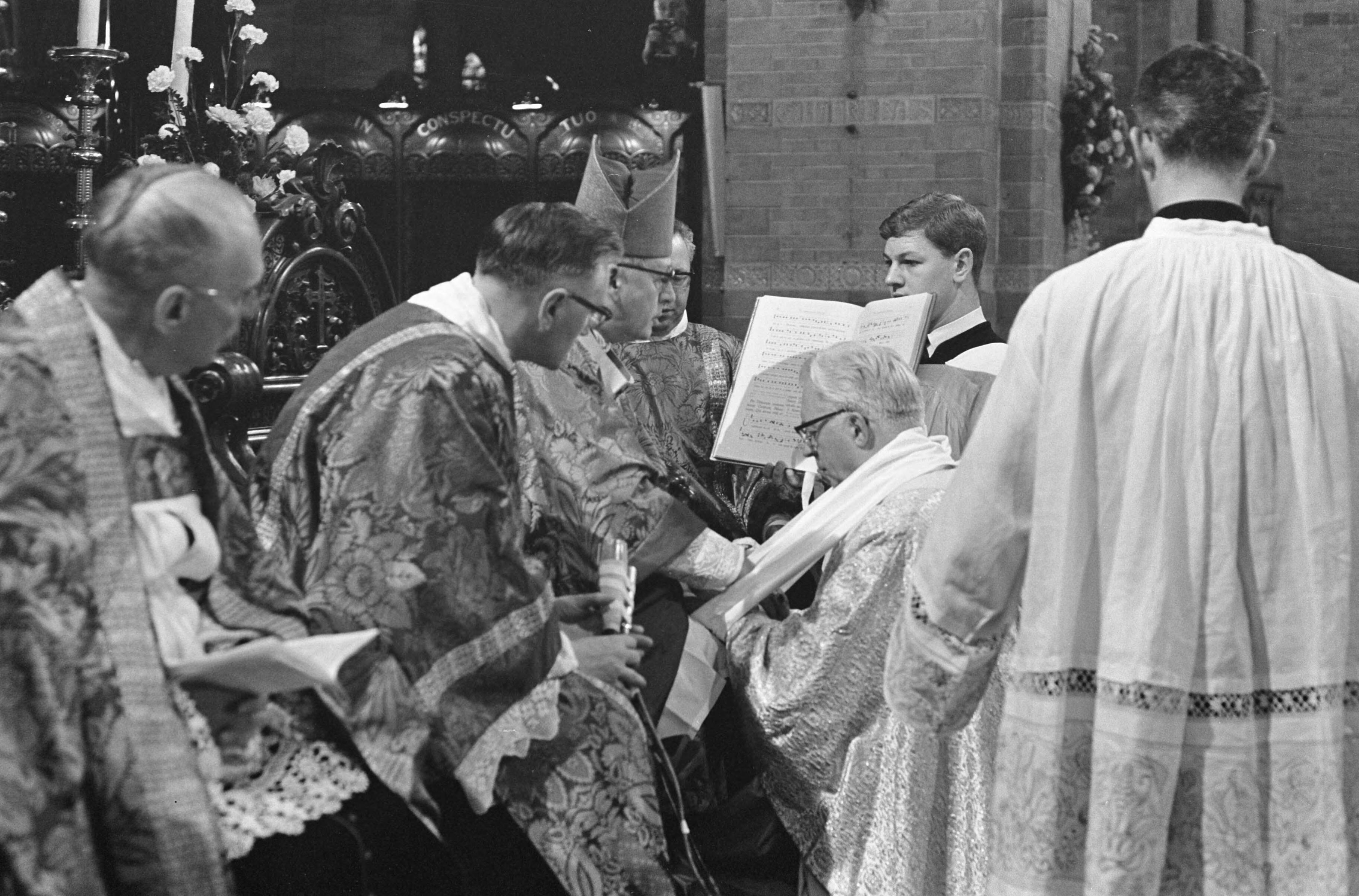 Bisschopswijding van mgr. drs. Th.N.J. Zwartkruis in St. Bavo te Haarlem — Bisschop mgr. drs. Zwartkruis tijdens de inwijding — Foto: Fotograaf Onbekend / Anefo. Licentie: Set B: Rechtenvrij / Publiek Domein. Bron: Nationaal Archief. http://hdl.handle.net/10648/ab01501e-d0b4-102d-bcf8-003048976d84