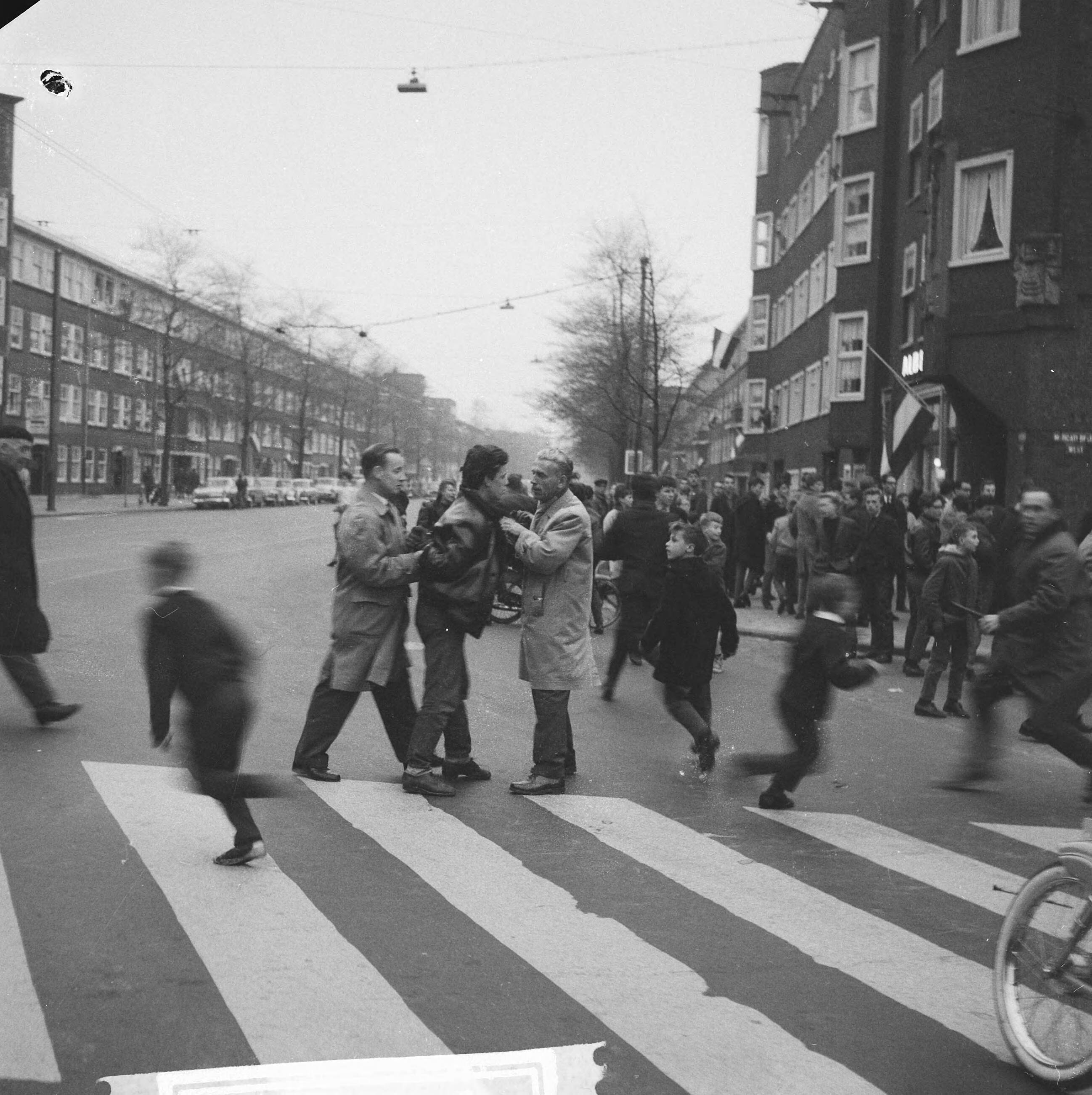 Fotocollectie Anefo — Nozems verstoren twee minuten stilte bij Dodenherking op het Mercatorplein n Amsterdam-West — Foto: Nijs, Jac. de / Anefo. Licentie: Set B: Rechtenvrij / Publiek Domein. Bron: Nationaal Archief. http://hdl.handle.net/10648/aa0656be-d0b4-102d-bcf8-003048976d84