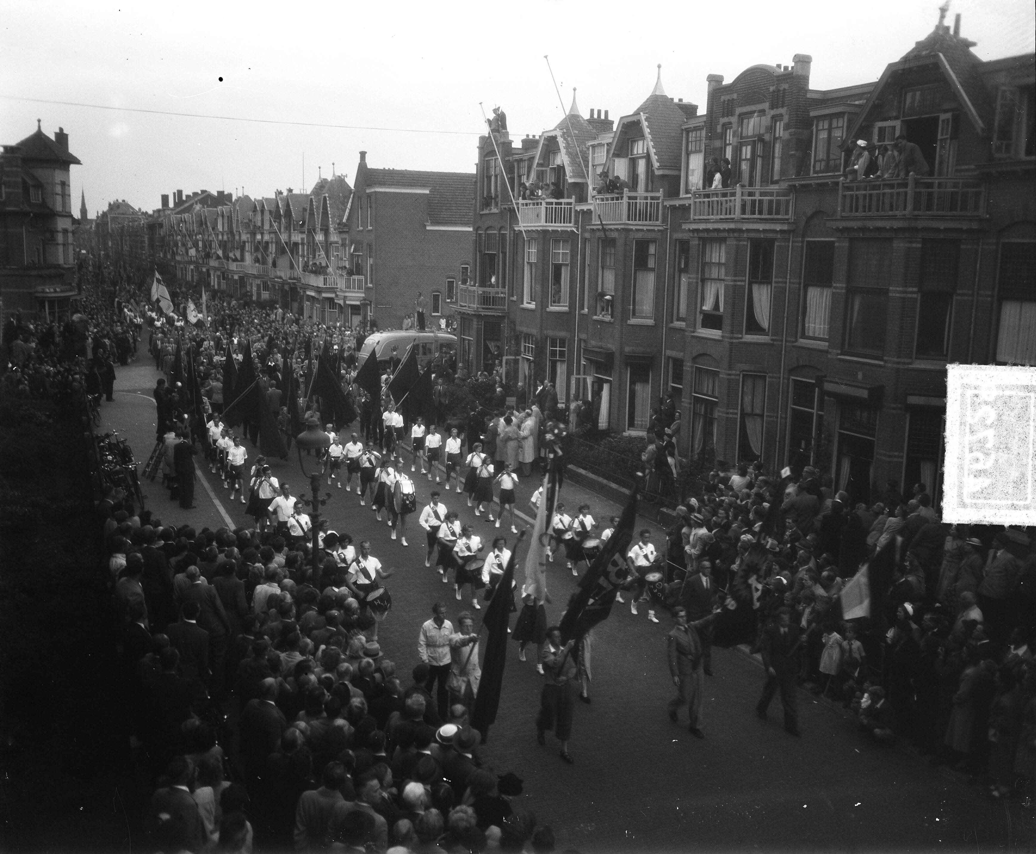 Dr. W. Drees 65 jaar. Huldiging bij zijn woning aan de Beekstraat te Den Haag — Dr. W. Drees 65 jaar. Huldiging bij zijn woning aan de Beekstraat te Den Haag. Optocht — Foto: Duinen, H. van / Anefo. Licentie: Set B: Rechtenvrij / Publiek Domein. Bron: Nationaal Archief. http://hdl.handle.net/10648/a8ecbe4e-d0b4-102d-bcf8-003048976d84