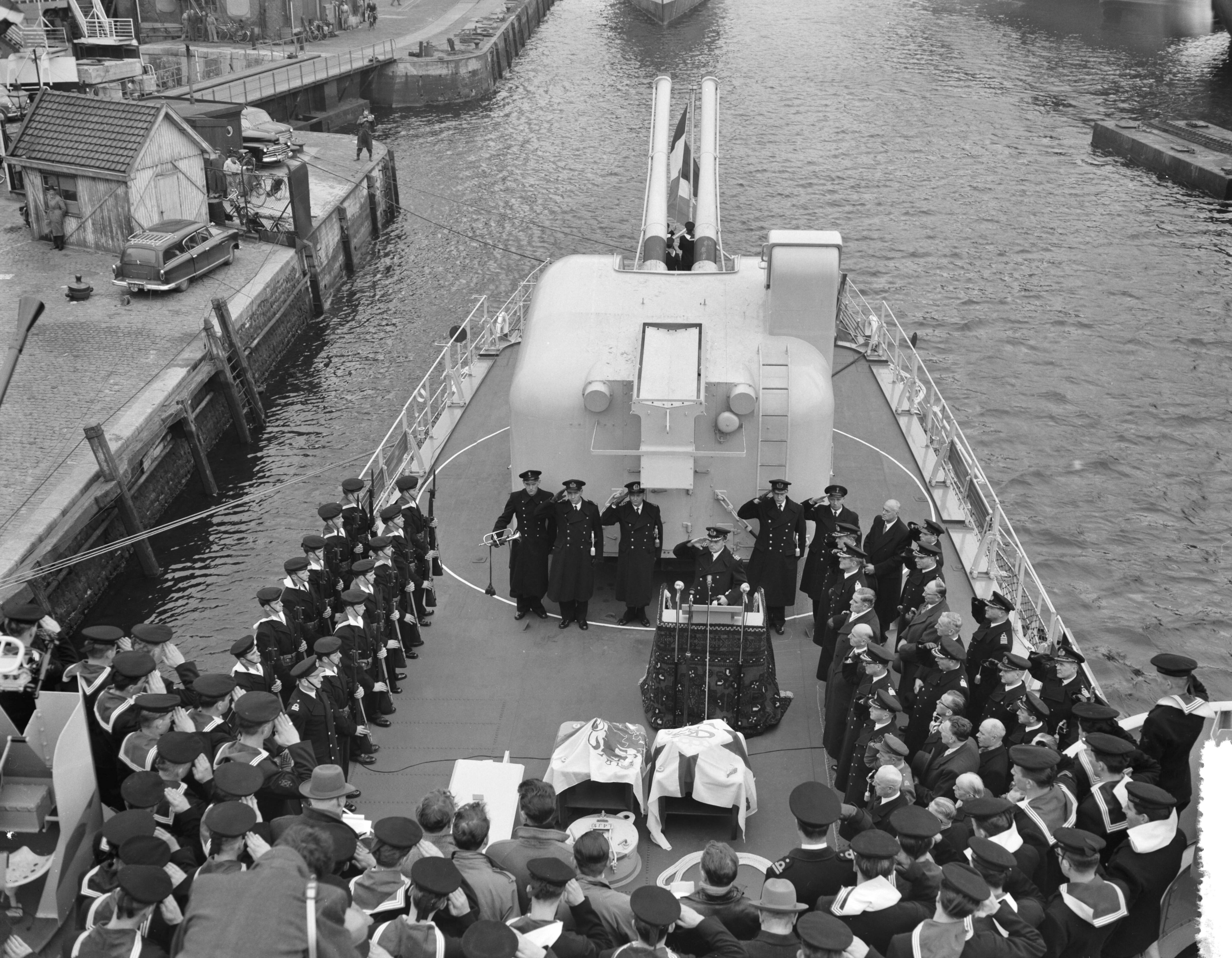 Fotocollectie Anefo — Indienststelling Hr. Ms. onderzeebootjager "Limburg" bij "De Schelde" te Vlissingen. Hijsen van de vlag. Commandant kapitein-luitenant-ter zee P.L.M. van Geen — Foto: Rossem, Wim van / Anefo. Licentie: Set B: Rechtenvrij / Publiek Domein. Bron: Nationaal Archief. http://hdl.handle.net/10648/a951ec7e-d0b4-102d-bcf8-003048976d84