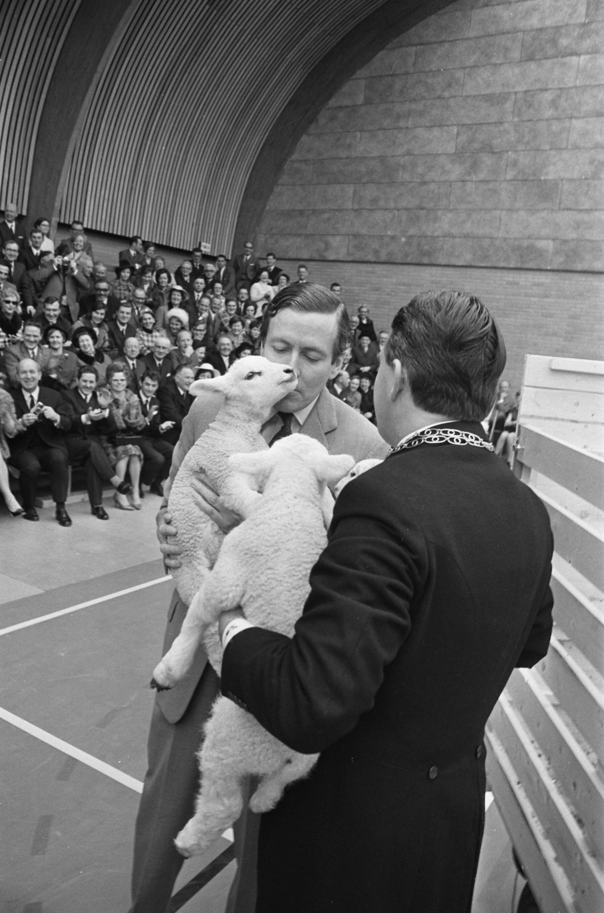 Fotocollectie Anefo — Prins Claus opende de sport- en cultuurcentrum "De Jager bij Andel, Giessen, Rijswijk. Claus met hem aangeboden lammeren — Foto: Verhoeff, Bert / Anefo. Licentie: Set B: Rechtenvrij / Publiek Domein. Bron: Nationaal Archief. http://hdl.handle.net/10648/ab8fe234-d0b4-102d-bcf8-003048976d84