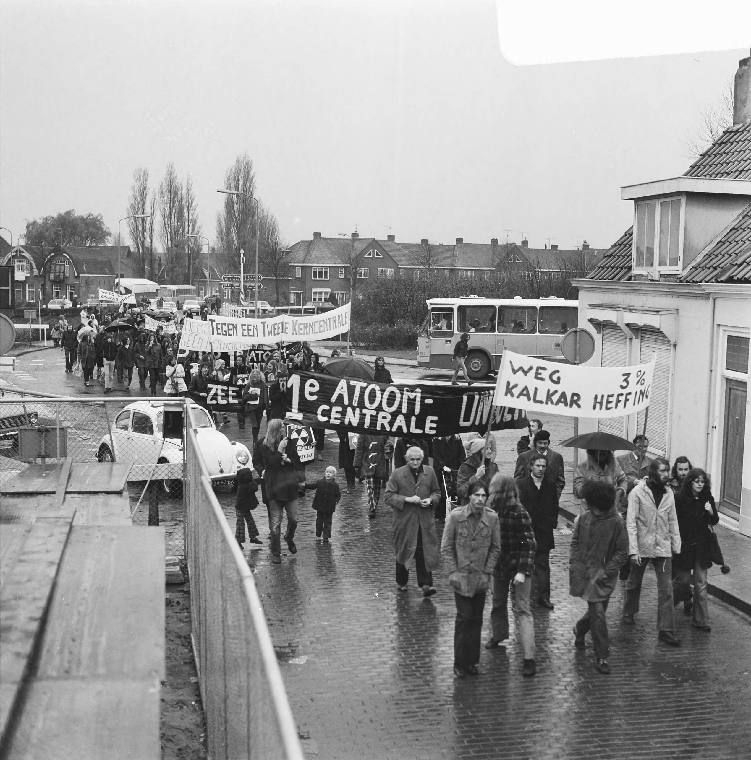 Fotocollectie Anefo — Demonstranten met spandoeken — Foto: Mieremet, Rob / Anefo. Licentie: Set B: Rechtenvrij / Publiek Domein. Bron: Nationaal Archief. http://hdl.handle.net/10648/ac3c0eec-d0b4-102d-bcf8-003048976d84
