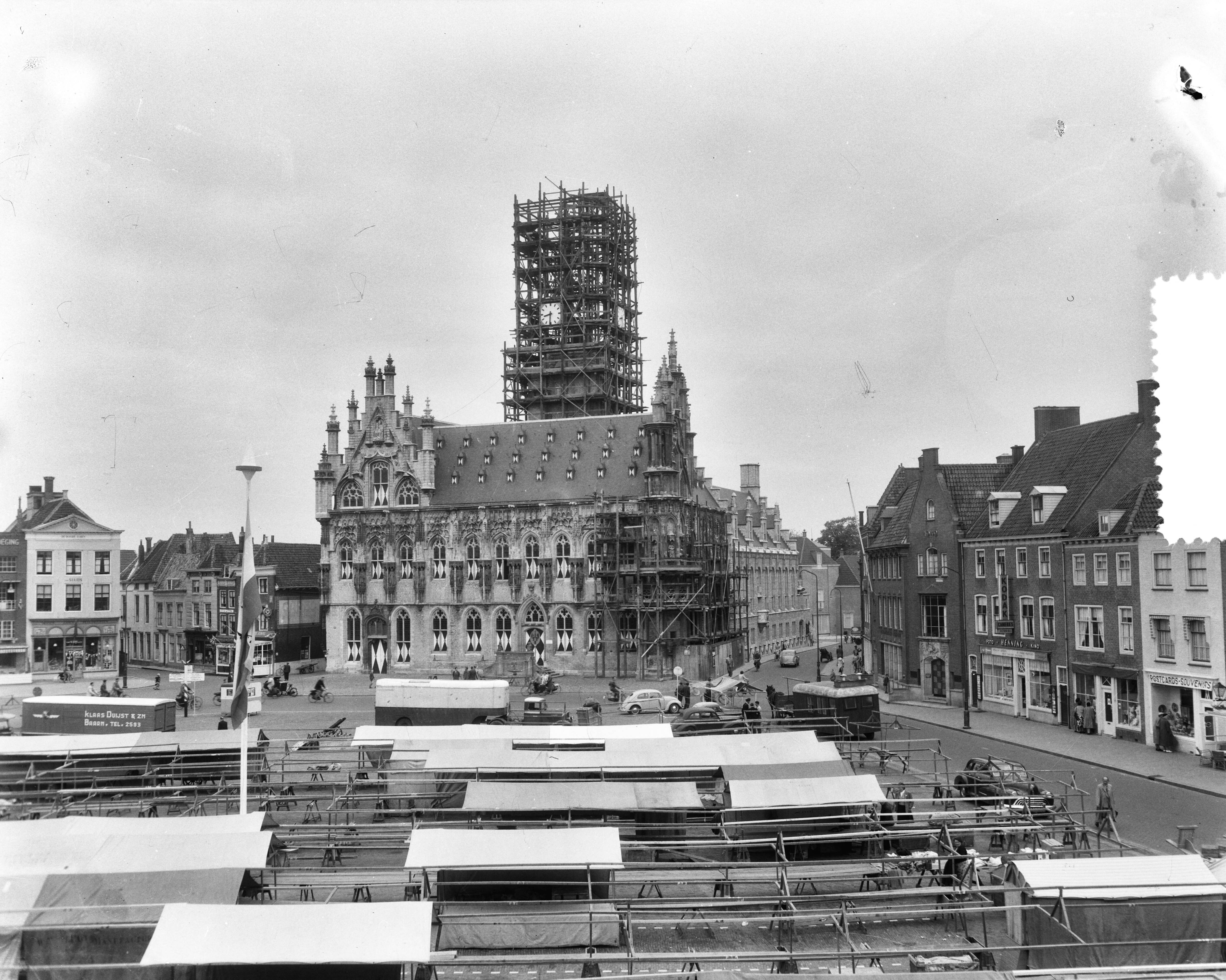 Fotocollectie Anefo — Restauratie stadhuis Middelburg, exterieur — Foto: Duinen, G.W. van / Anefo. Licentie: Set B: Rechtenvrij / Publiek Domein. Bron: Nationaal Archief. http://hdl.handle.net/10648/a923cdf8-d0b4-102d-bcf8-003048976d84