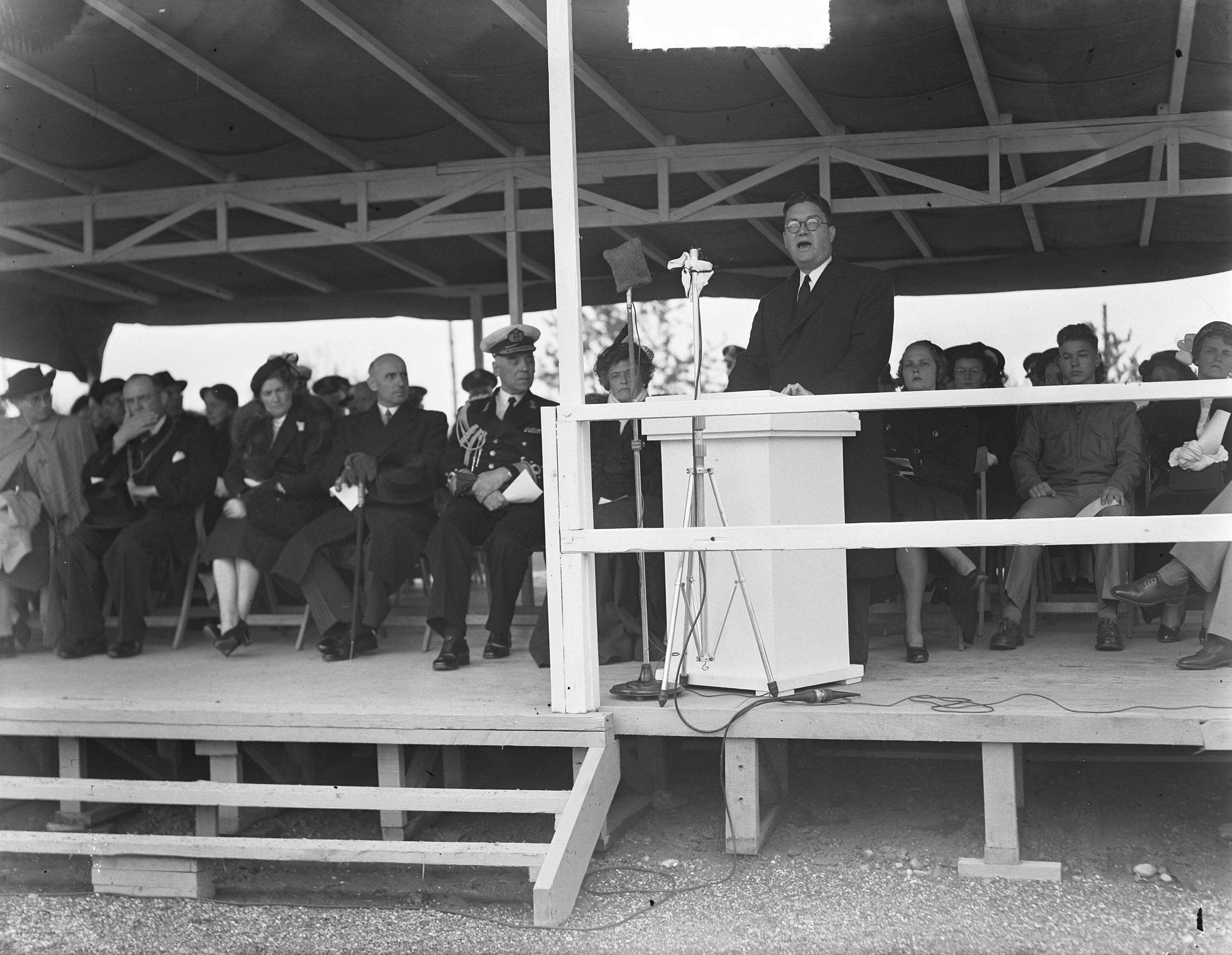 Fotocollectie Anefo — Memorialday op Margraten, toespraak Chapin — Foto: Oorschot, […] van / Anefo. Licentie: Set B: Rechtenvrij / Publiek Domein. Bron: Nationaal Archief. http://hdl.handle.net/10648/a8d91682-d0b4-102d-bcf8-003048976d84