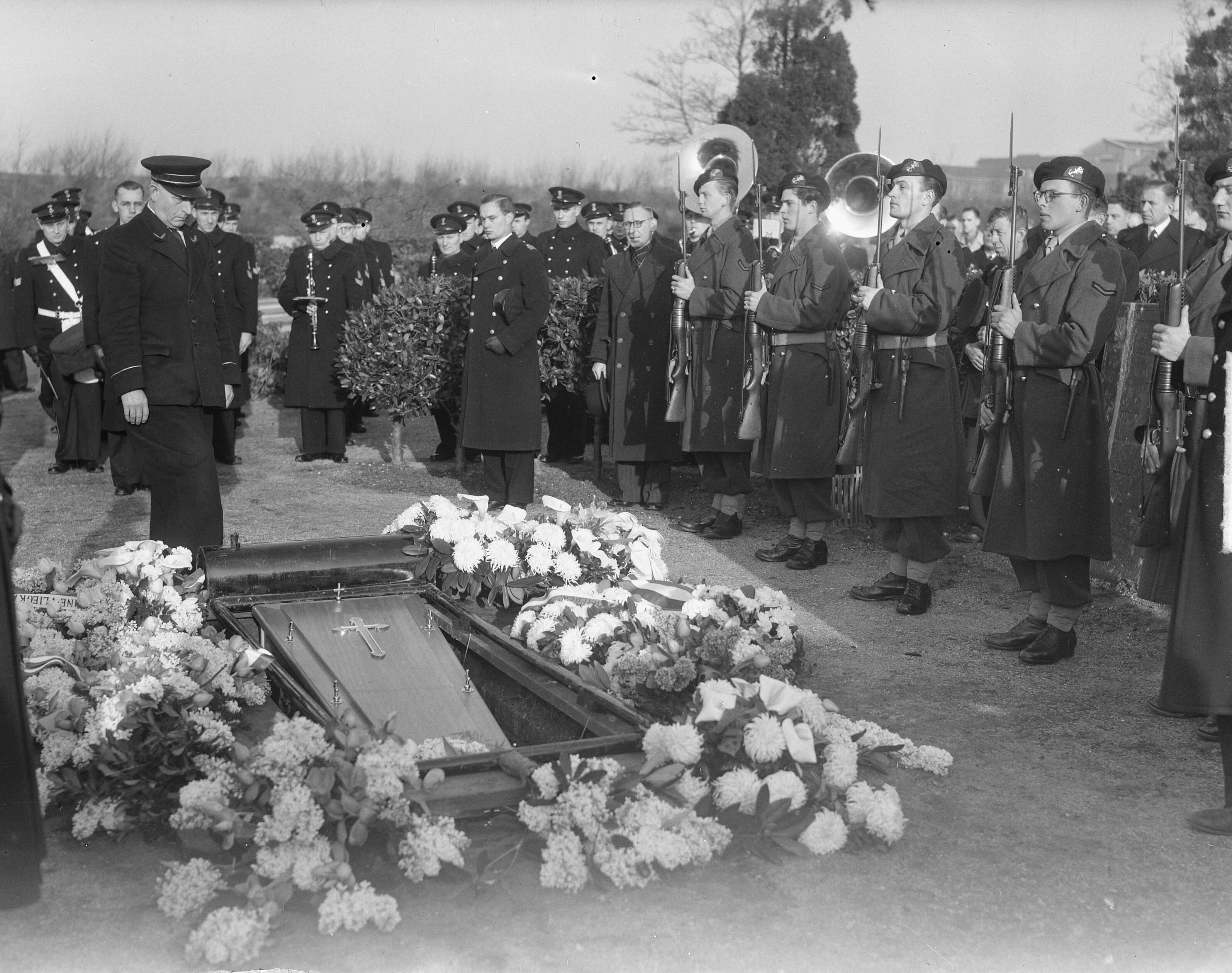 BEgrafenis van luitenant-ter-zee 2e klasse F. Langenbach te Den Haag — Foto: Duinen, H. van / Anefo. — Licentie: Set B: Rechtenvrij / Publiek Domein. Bron: Nationaal Archief. http://hdl.handle.net/10648/a8e523dc-d0b4-102d-bcf8-003048976d84