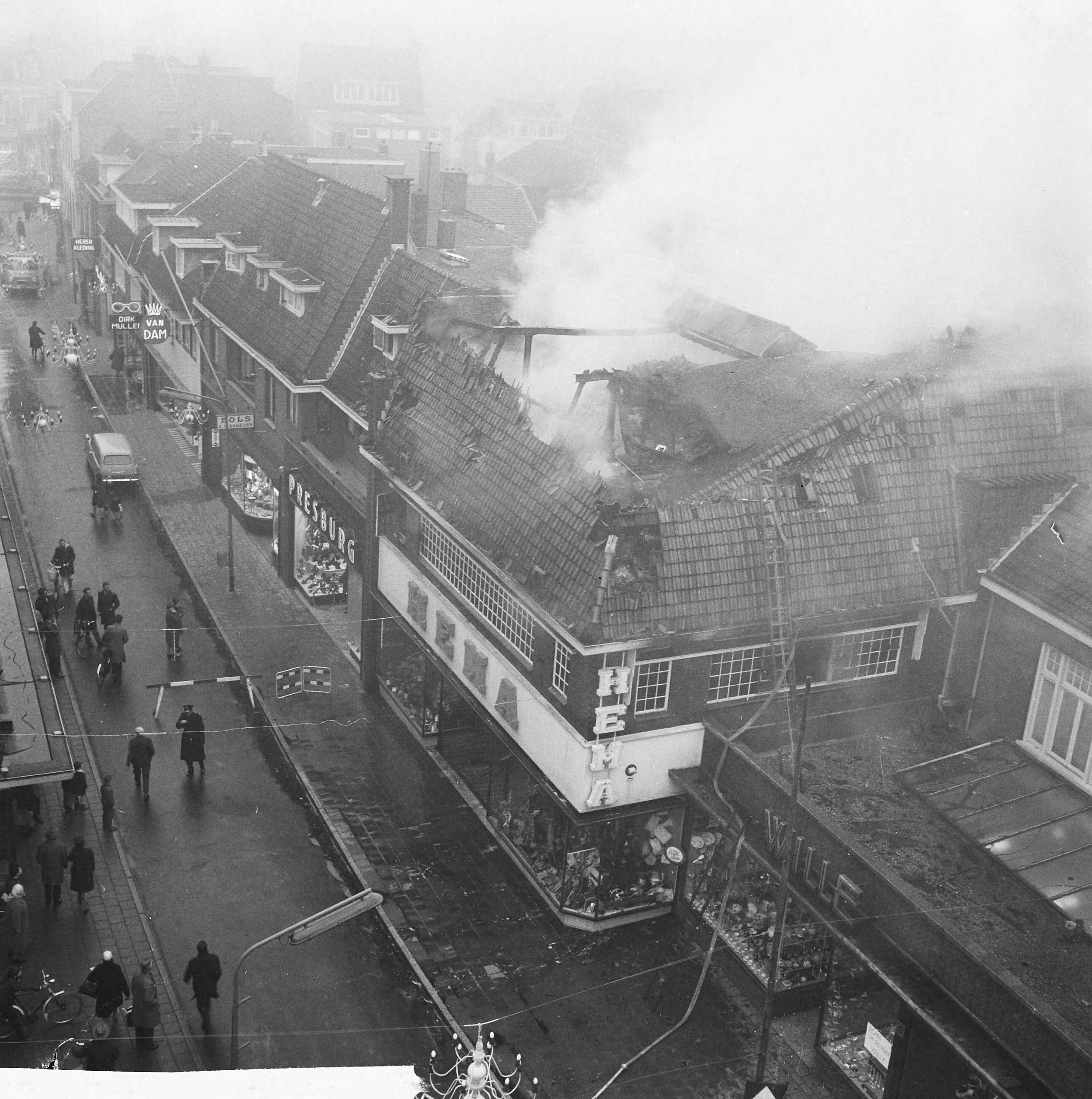 Fotocollectie Anefo — Hema-filiaal te Hilversum door brand vernield. Het vernielde pand aan de Kerkstraat — Foto: Nijs, Jac. de / Anefo. Licentie: Set B: Rechtenvrij / Publiek Domein. Bron: Nationaal Archief. http://hdl.handle.net/10648/aa4ff670-d0b4-102d-bcf8-003048976d84