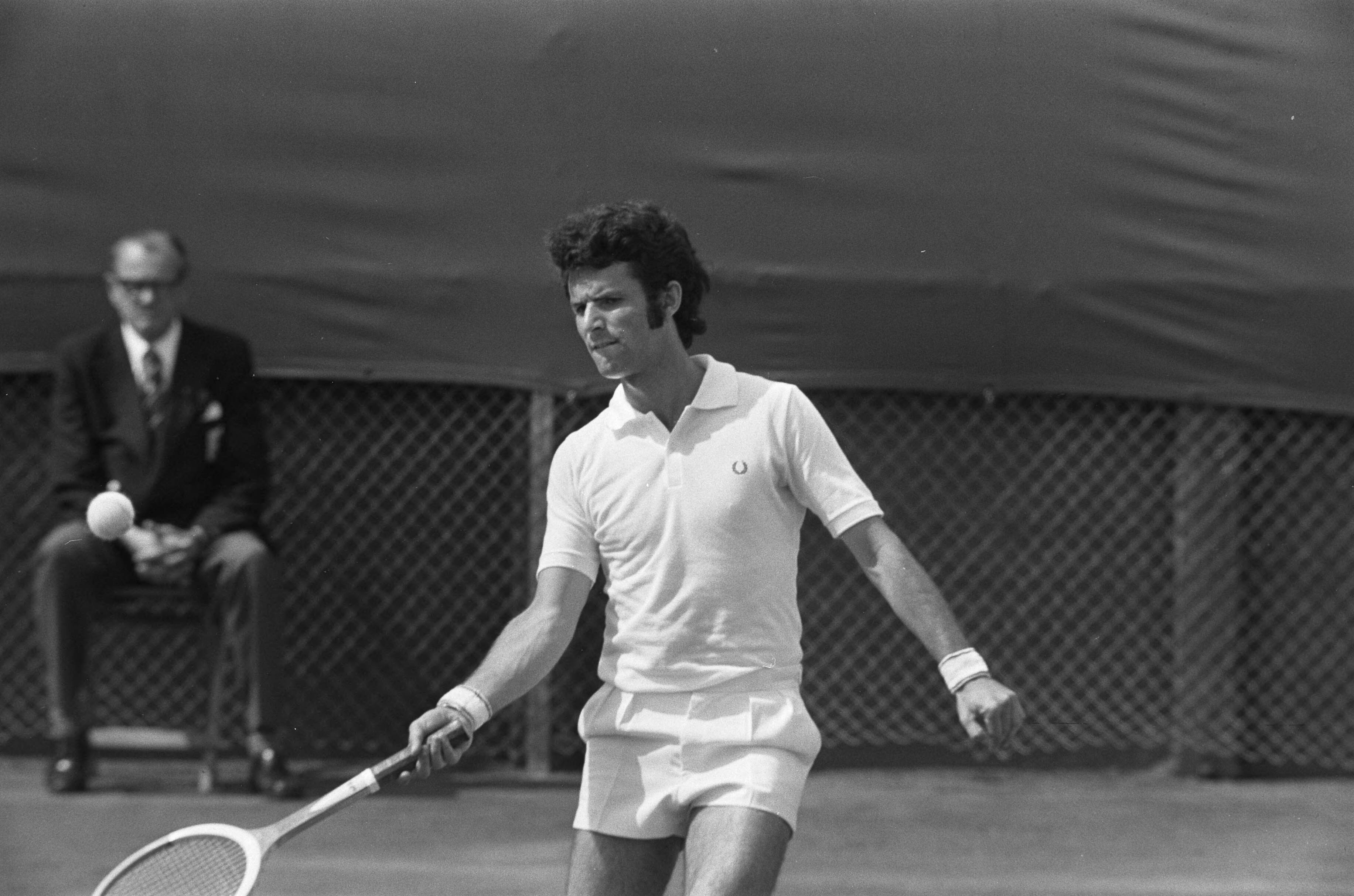 Fotocollectie Anefo — Tennis Davis-Cup Nederland tegen Roemenie te Den Haag , Ovics in aktie — Foto: Verhoeff, Bert / Anefo. Licentie: Set B: Rechtenvrij / Publiek Domein. Bron: Nationaal Archief. http://hdl.handle.net/10648/ac2cb406-d0b4-102d-bcf8-003048976d84
