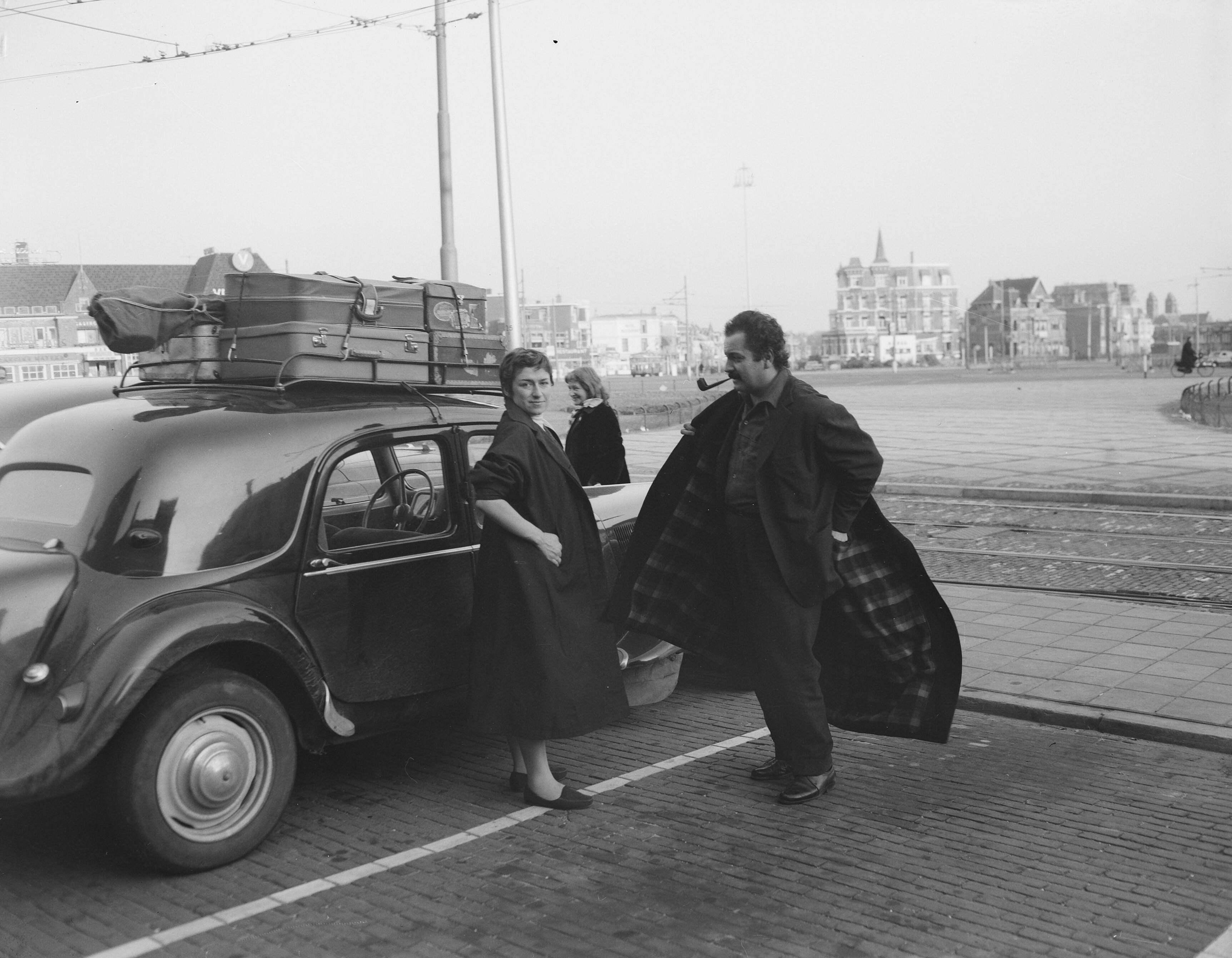 Fotocollectie Anefo — Aankomst van de Franse chansonnier Georges Brassens en zangeres Catharine Sauvage bij de Kursaal te Scheveningen — Foto: Noske, J.D. / Anefo. Licentie: Set B: Rechtenvrij / Publiek Domein. Bron: Nationaal Archief. http://hdl.handle.net/10648/a944ed9e-d0b4-102d-bcf8-003048976d84