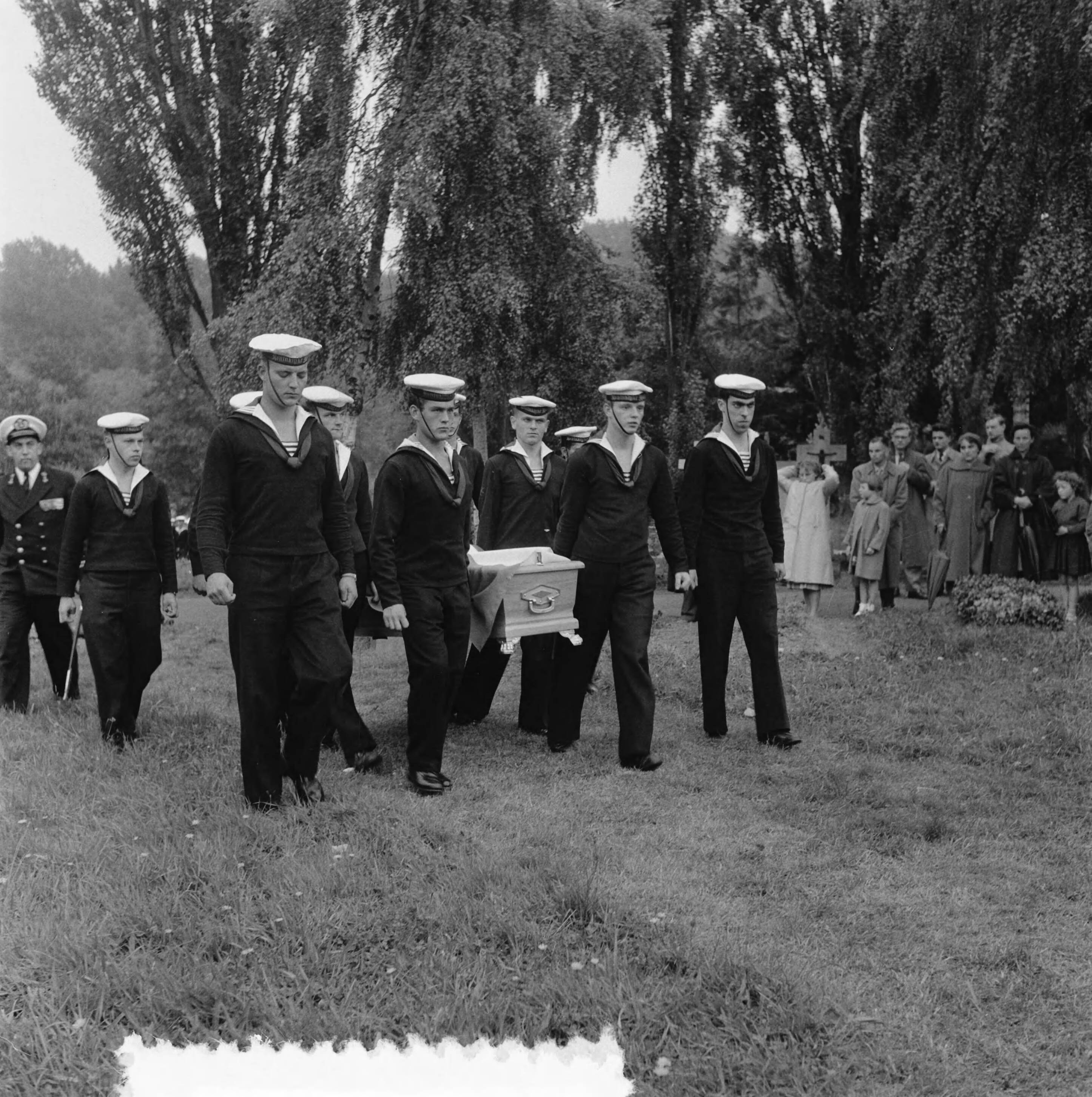 Fotocollectie Anefo — Marinebegrafenis van Eerste Matroos A.J.A. Rith te Heerlen — Foto: Rossem, Wim van / Anefo. Licentie: Set B: Rechtenvrij / Publiek Domein. Bron: Nationaal Archief. http://hdl.handle.net/10648/a94d8aee-d0b4-102d-bcf8-003048976d84