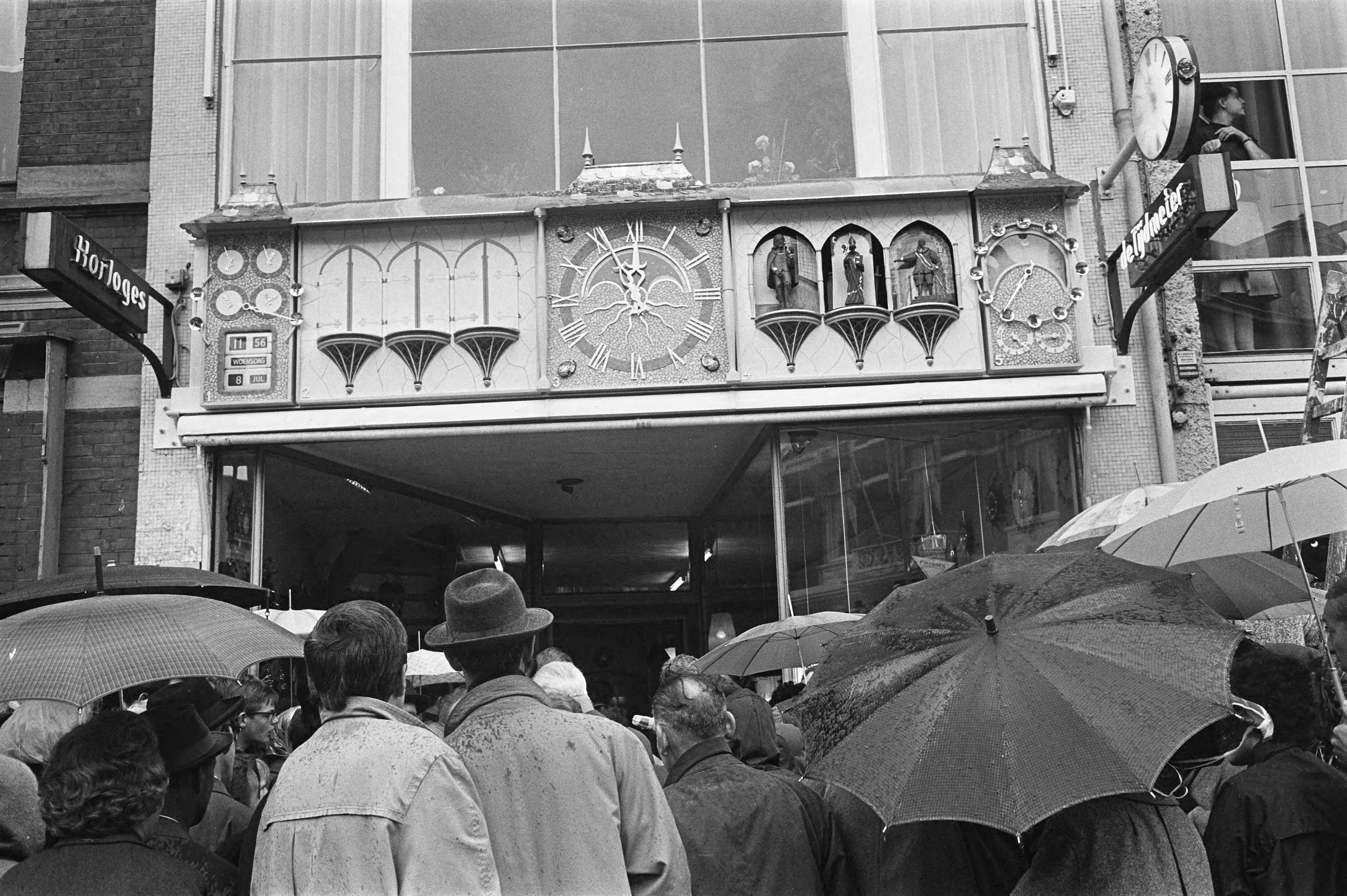 Fotocollectie Anefo — De burgemeester van Haarlem, mr. P.O.F.M. Cremers (niet zichtbaar) heeft de wereldklok in werking gesteld in de Wagenstraat 88 — Foto: Pot, Harry / Anefo (1). Licentie: Set B: Rechtenvrij / Publiek Domein. Bron: Nationaal Archief. http://hdl.handle.net/10648/aa7003b6-d0b4-102d-bcf8-003048976d84