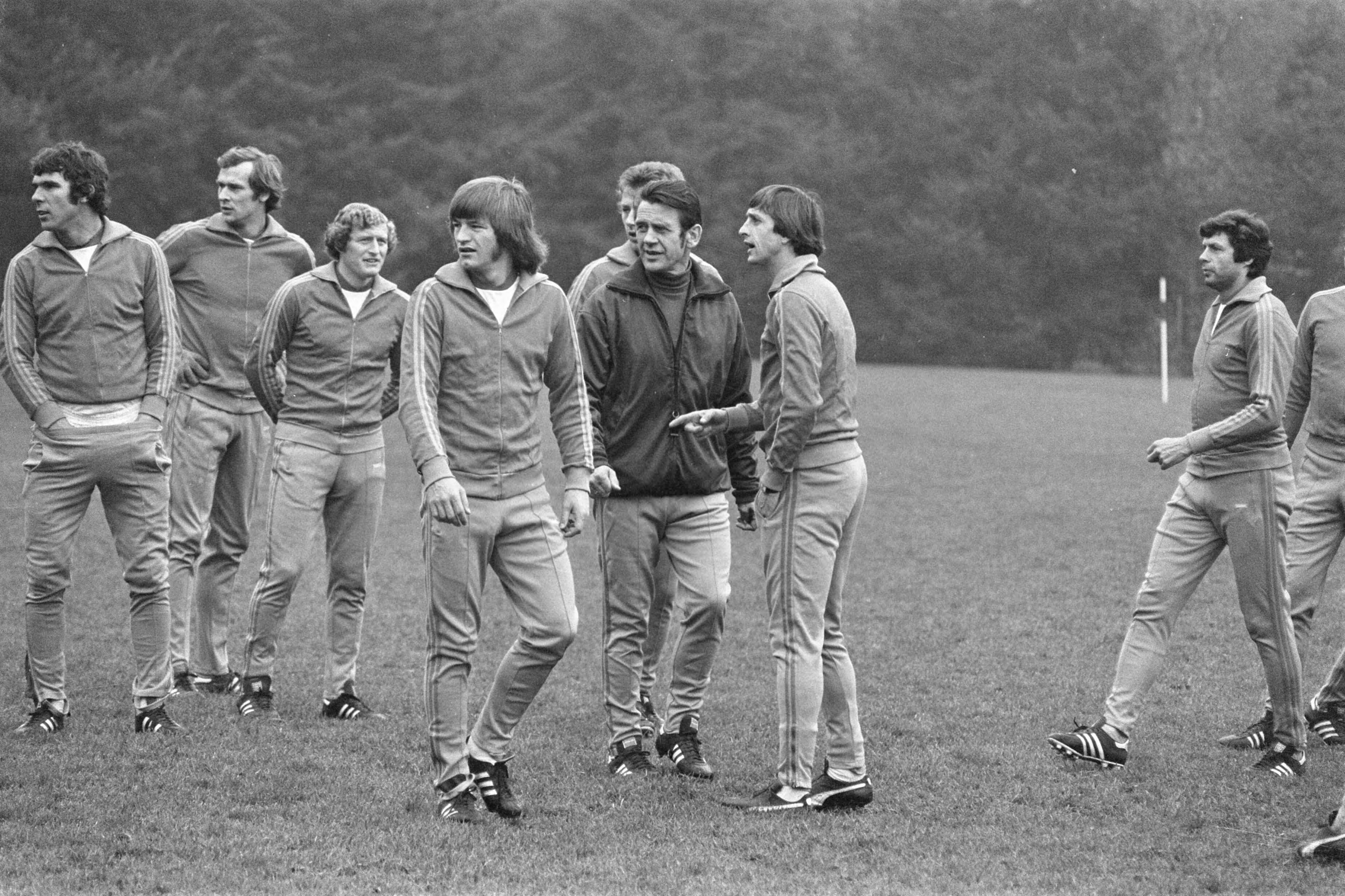 Fotocollectie Anefo — Training Nederlands elftal in Zeist, v.l.n.r. Peters, trainer Zwartkruis en Cruijff — Foto: Peters, Hans / Anefo. Licentie: Set B: Rechtenvrij / Publiek Domein. Bron: Nationaal Archief. http://hdl.handle.net/10648/aca521de-d0b4-102d-bcf8-003048976d84