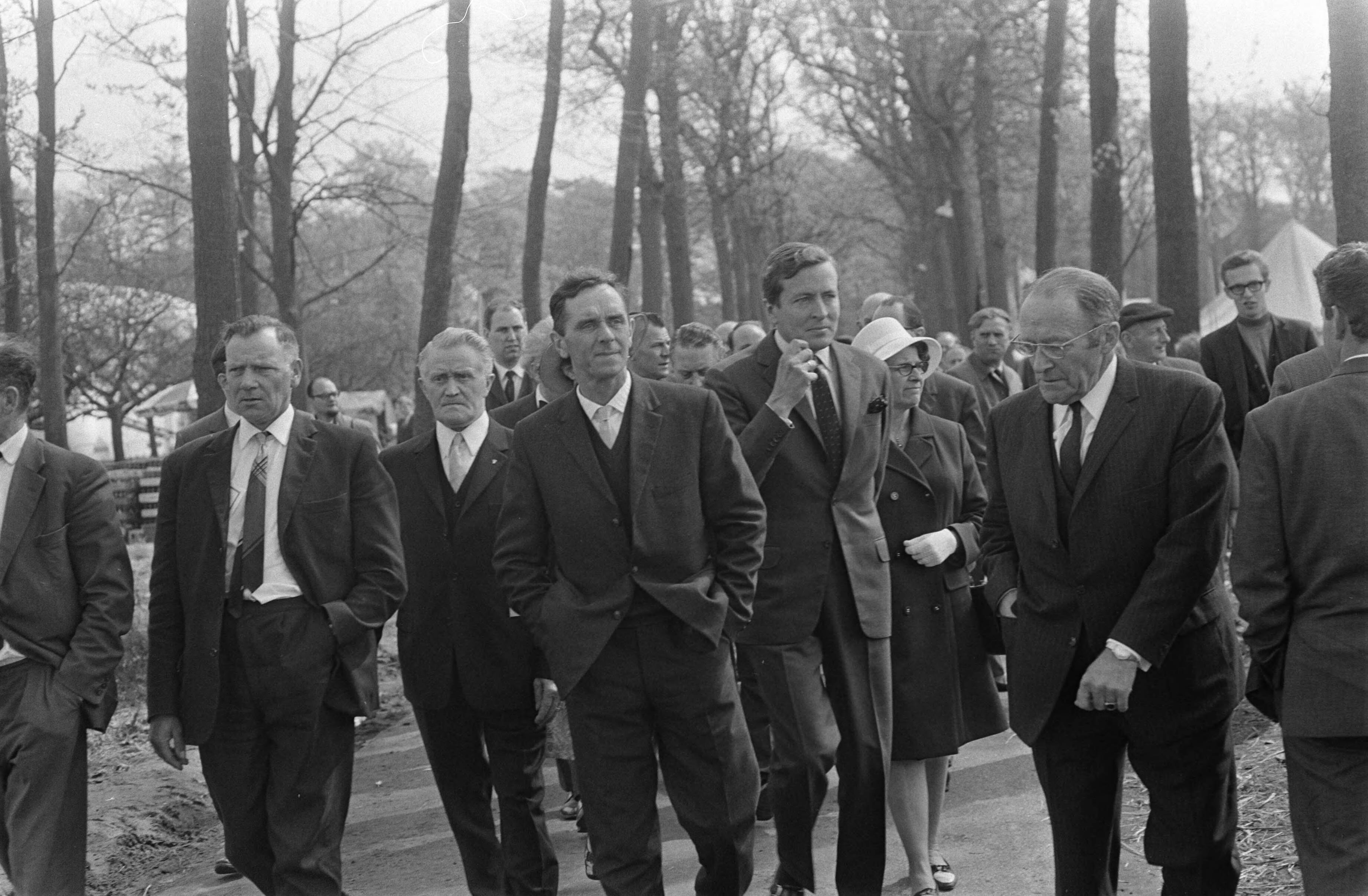 Fotocollectie Anefo — HKH Prins Claus opent de 22e "Werktuigendagen" te Liempde Prins Claus tijdens rondgang — Foto: Mieremet, Rob / Anefo. Licentie: Set B: Rechtenvrij / Publiek Domein. Bron: Nationaal Archief. http://hdl.handle.net/10648/ab683d38-d0b4-102d-bcf8-003048976d84