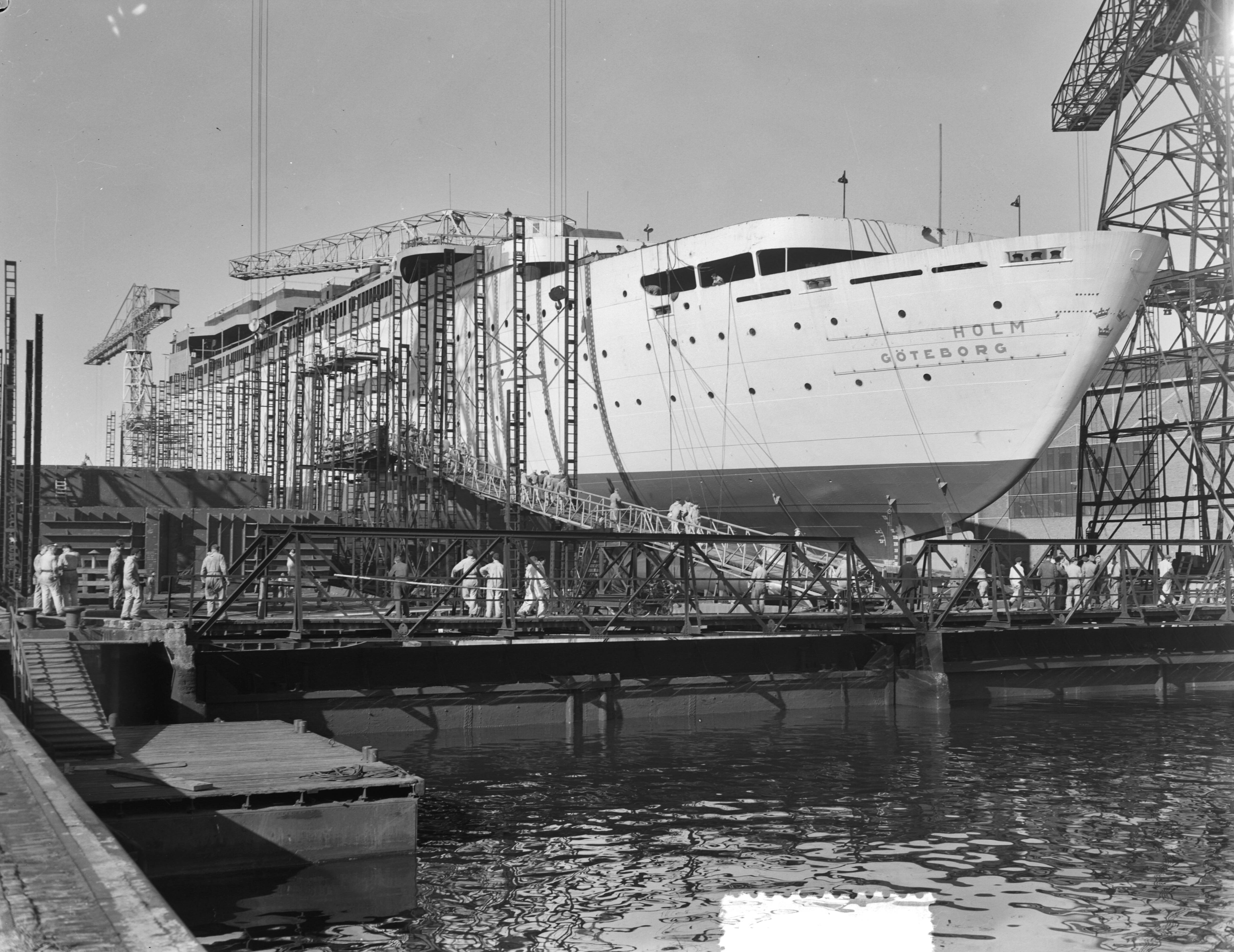 Tewaterlating Zweeds schip "Kungsholm" bij De Schelde te Vlissingen — Voorbereidingen voor de tewaterlating van het passagiersschip "Kungsholm" bij de Koninklijke Maatschappij De Schelde te Vlissingen in aanbouw voor de Svenska Amerika Linjen te Stockholm — Foto: Consenheim, Wim / Anefo. Licentie: Set B: Rechtenvrij / Publiek Domein. Bron: Nationaal Archief. http://hdl.handle.net/10648/a901553e-d0b4-102d-bcf8-003048976d84