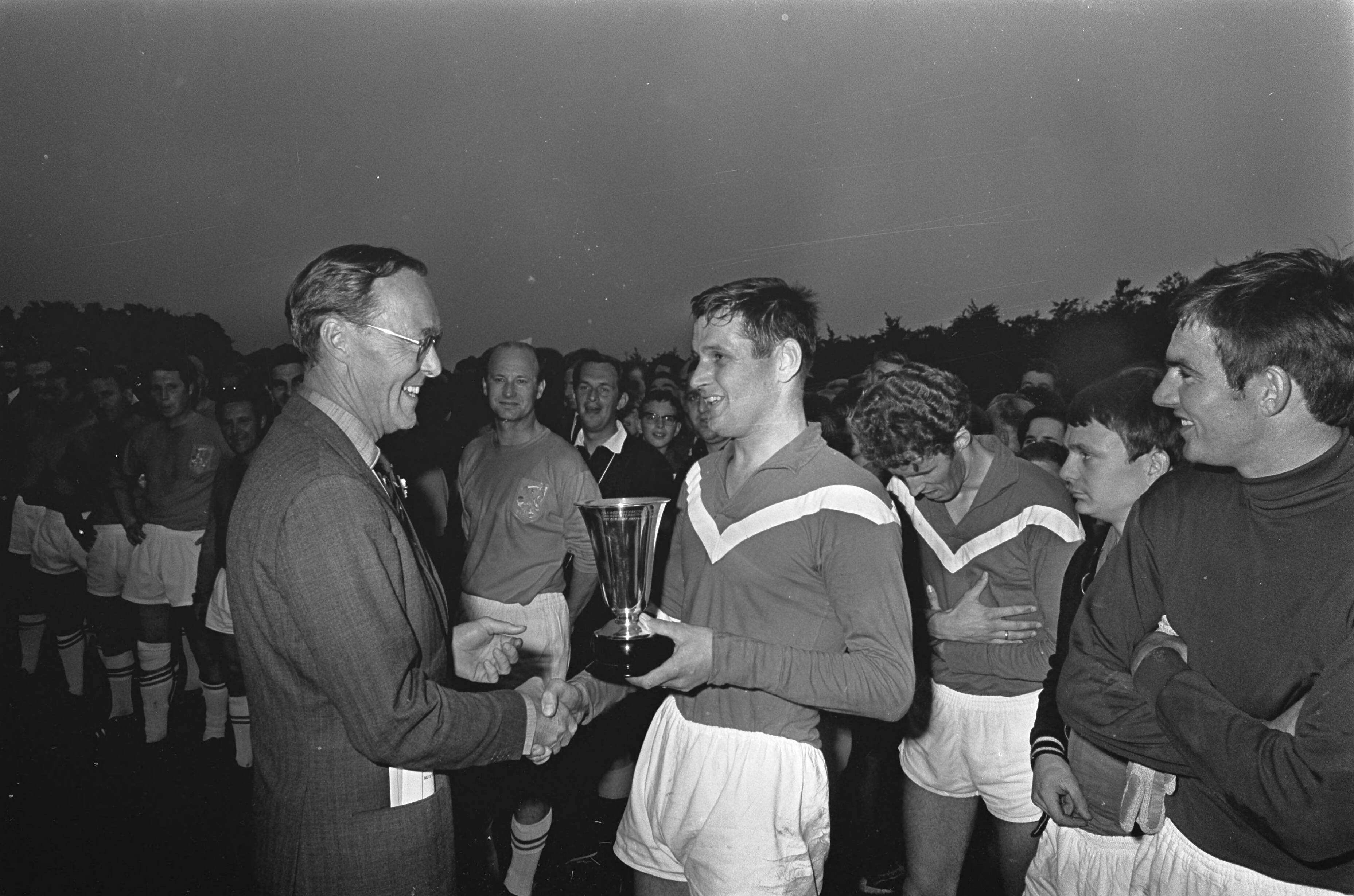 Fotocollectie Anefo — Oud Internationals tegen Soest combinatie te Soestdijk 3-4. Aanvoerder Elferding ontvangt uit handen prins Bernhard de beker — Foto: Kroon, Ron / Anefo. Licentie: Set B: Rechtenvrij / Publiek Domein. Bron: Nationaal Archief. http://hdl.handle.net/10648/ab45468e-d0b4-102d-bcf8-003048976d84