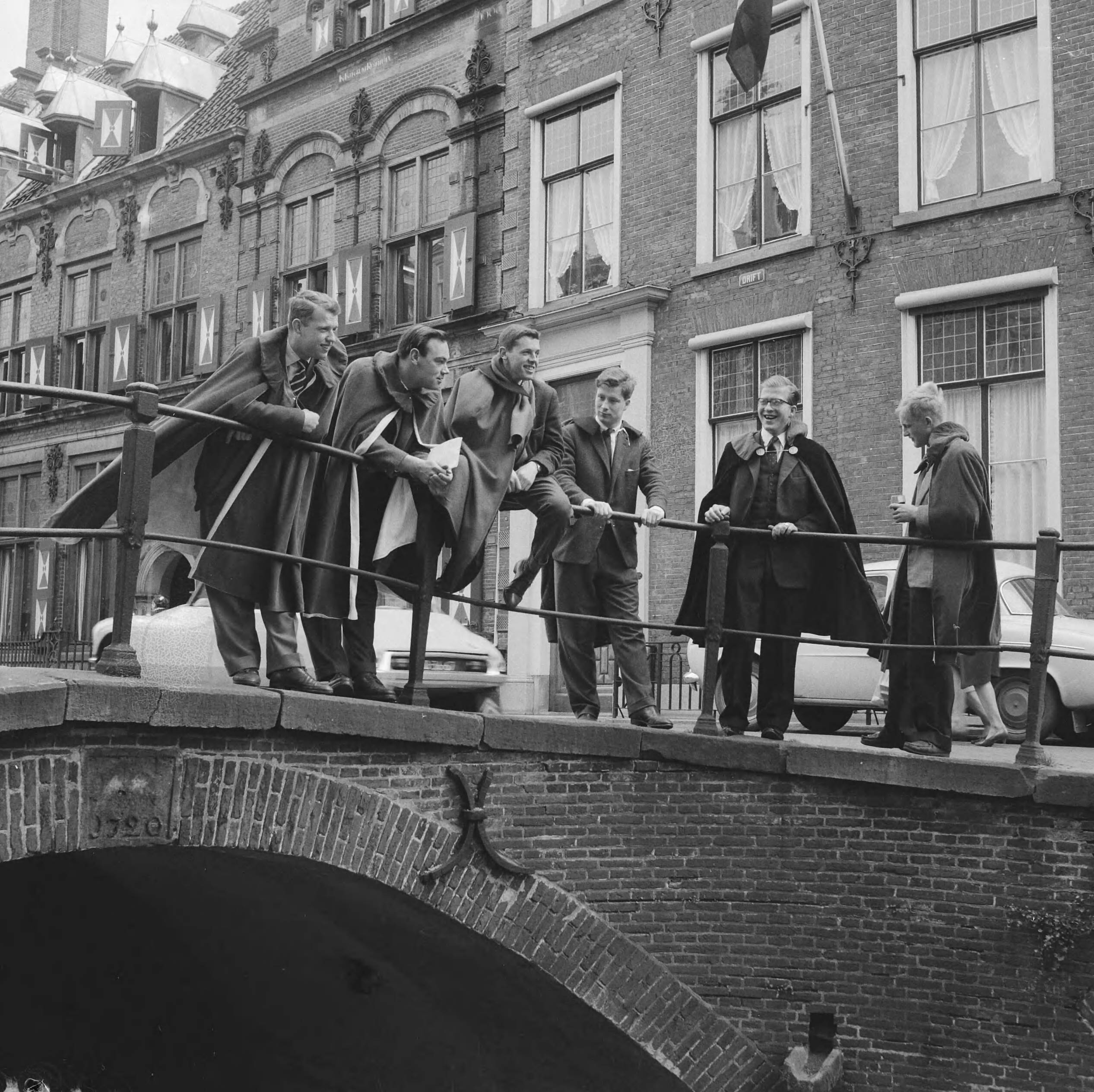 Fotocollectie Anefo — Capes voor studenten te Utrecht in verband met 325-jarig bestaan van het corps — Foto: Nijs, Jac. de / Anefo. Licentie: Set B: Rechtenvrij / Publiek Domein. Bron: Nationaal Archief. http://hdl.handle.net/10648/a9d44d86-d0b4-102d-bcf8-003048976d84