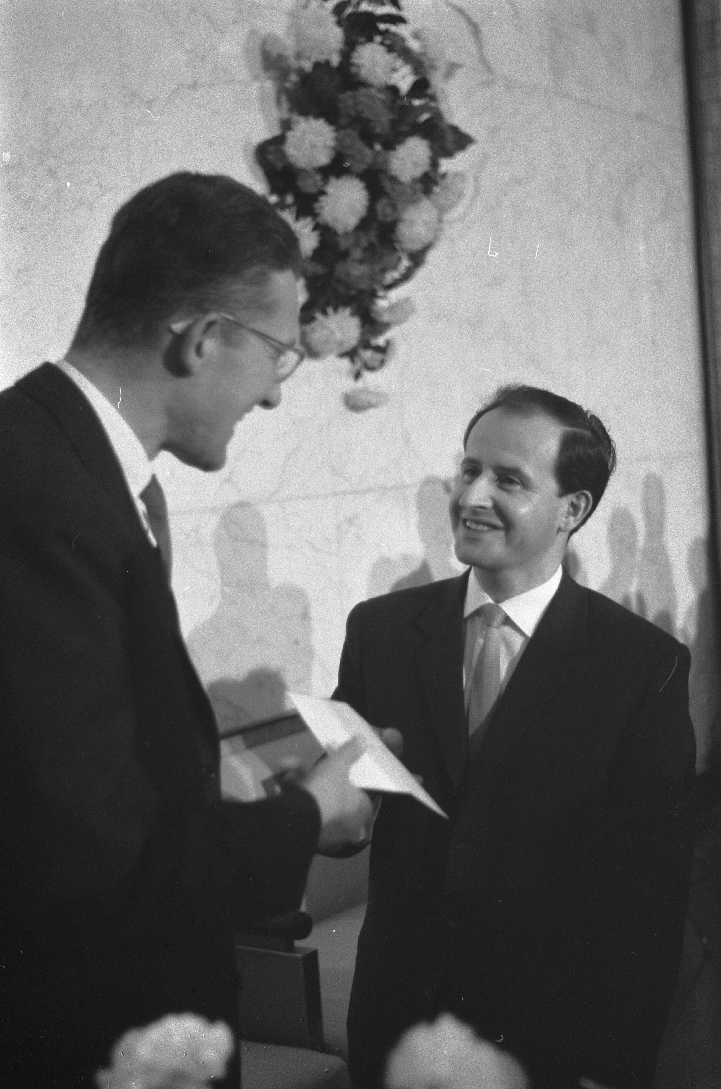 Fotocollectie Anefo — Uitreiking televisieprijs 1960 van Prins Bernhardfonds aan Milo Anstadt in het raadhuis van Hilversum, prof. nr.. G.J. Wiarda reikt de prijs uit aan Milo Anstadt — Foto: Pot, Harry / Anefo. Licentie: Set B: Rechtenvrij / Publiek Domein. Bron: Nationaal Archief. http://hdl.handle.net/10648/a9bb2554-d0b4-102d-bcf8-003048976d84