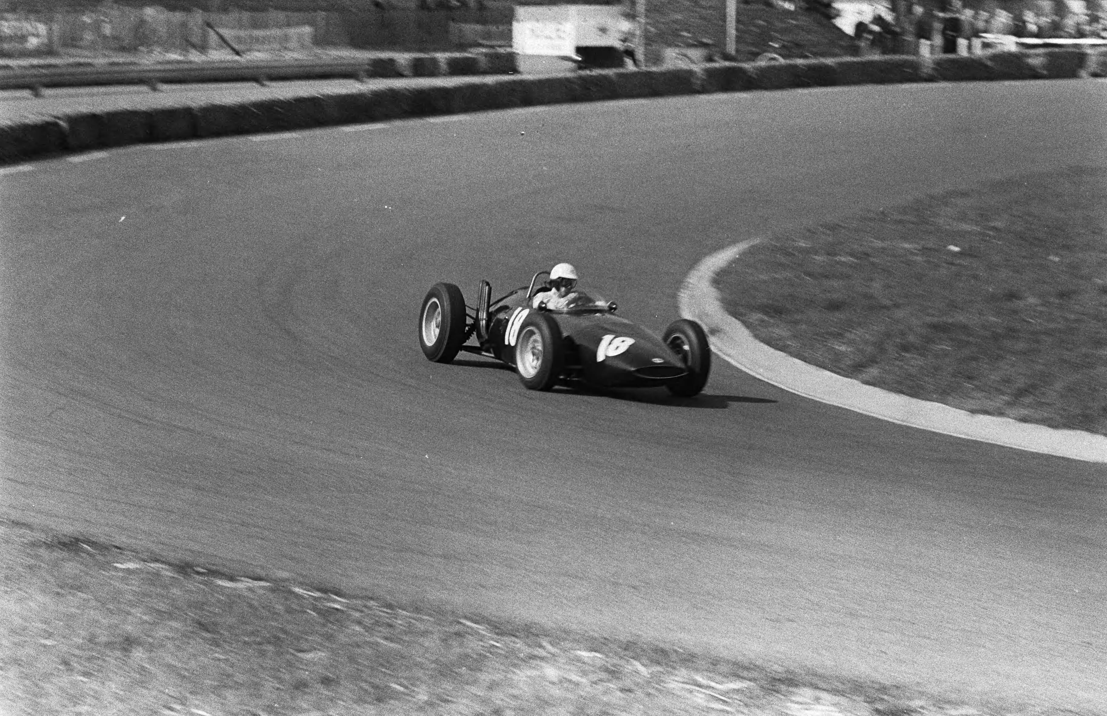 Grand Prix Zandvoort 1962 — Trainingsritten voor de Grand Prix van Zandvoort. Richie Ginther (18, BRM) — Foto: Bilsen, Joop van / Anefo. Licentie: Set B: Rechtenvrij / Publiek Domein. Bron: Nationaal Archief. http://hdl.handle.net/10648/aa08fd24-d0b4-102d-bcf8-003048976d84