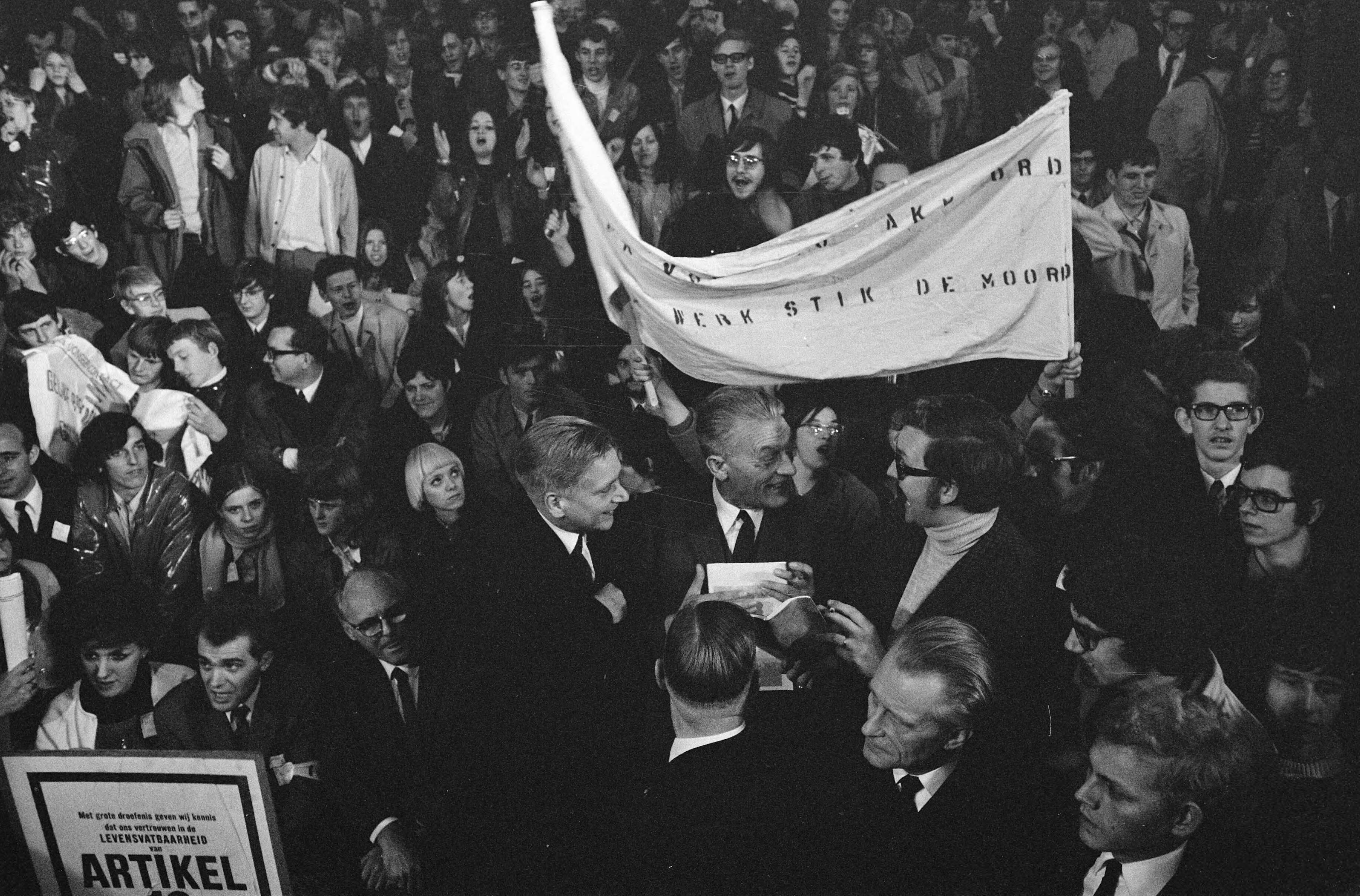 Fotocollectie Anefo — Demonstratie van Werkende Jongeren in Den Haag . Demonstranten onderweg — Foto: Verhoeff, Bert / Anefo. Licentie: Set B: Rechtenvrij / Publiek Domein. Bron: Nationaal Archief. http://hdl.handle.net/10648/ab7fb562-d0b4-102d-bcf8-003048976d84