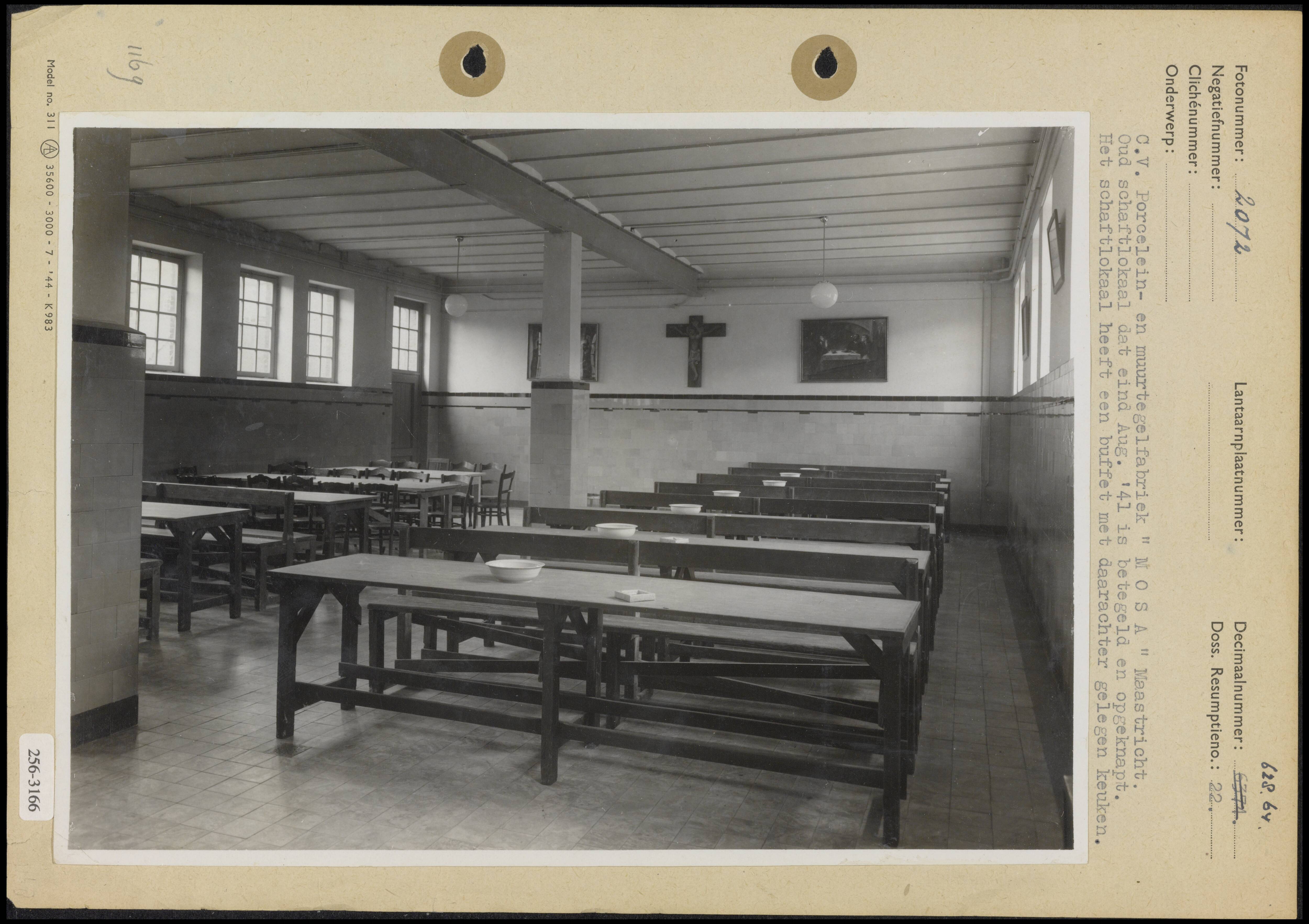Schaftlokalen en kantines — Oud schaftlokaal van de porcelein- en muurtegelfabriek Mosa in Maastricht. Het is in augustus 1941 betegeld en opgeknapt en heeft een buffet met daarachter een keuken — Foto: Onbekend / Publiek Domein of Rechtenvrij. Licentie: Set B: Rechtenvrij / Publiek Domein. Bron: Nationaal Archief. http://hdl.handle.net/10648/b0162dea-d0b4-102d-bcf8-003048976d84