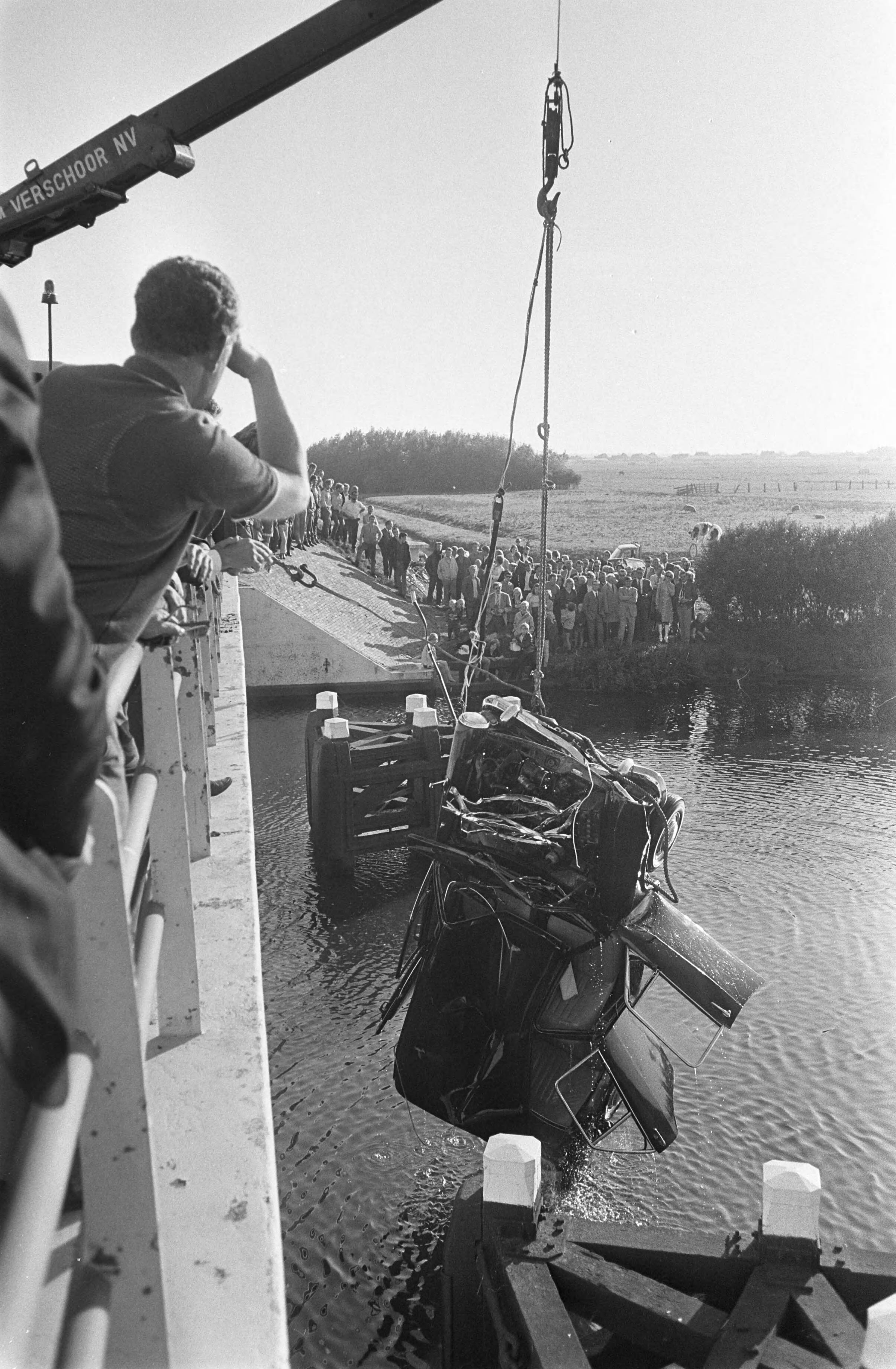 Fotocollectie Anefo — Auto te water op snelweg Amsterdam naar Den Haag — Foto: Koch, Eric / Anefo. Licentie: Set B: Rechtenvrij / Publiek Domein. Bron: Nationaal Archief. http://hdl.handle.net/10648/aba45ab6-d0b4-102d-bcf8-003048976d84