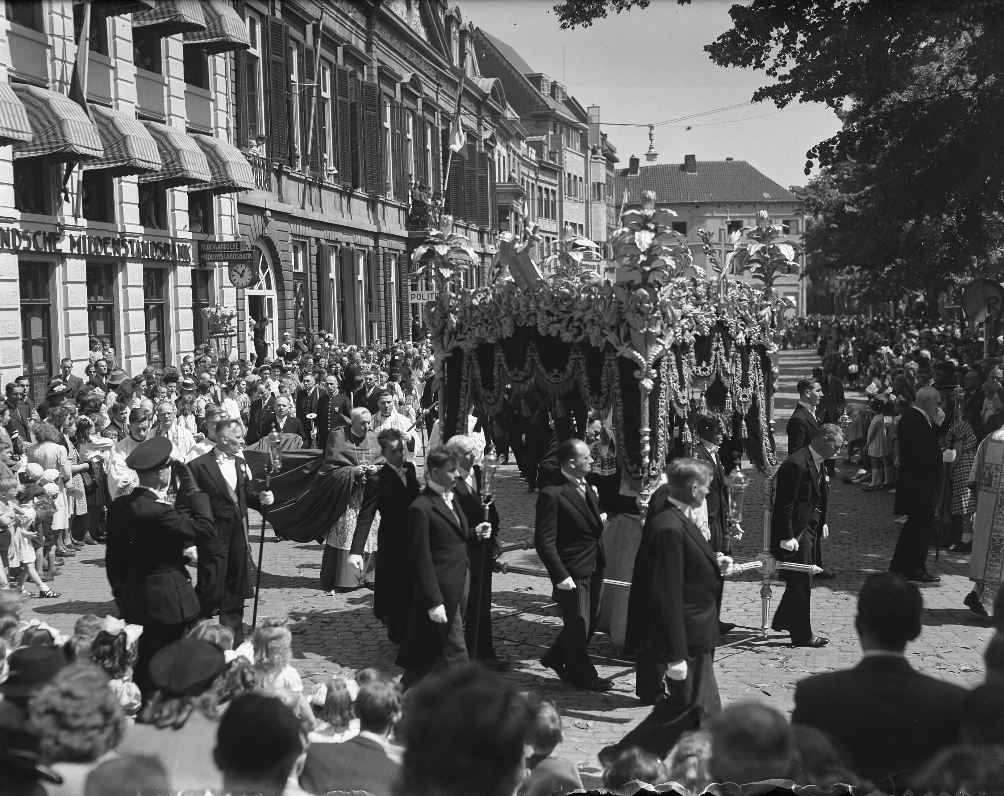 Fotocollectie Anefo — St. Servaasprocessie te Maastricht. Door de Grote Staat — Foto: Moedrik, D. / Anefo. Licentie: Set B: Rechtenvrij / Publiek Domein. Bron: Nationaal Archief. http://hdl.handle.net/10648/a8b6c9b0-d0b4-102d-bcf8-003048976d84
