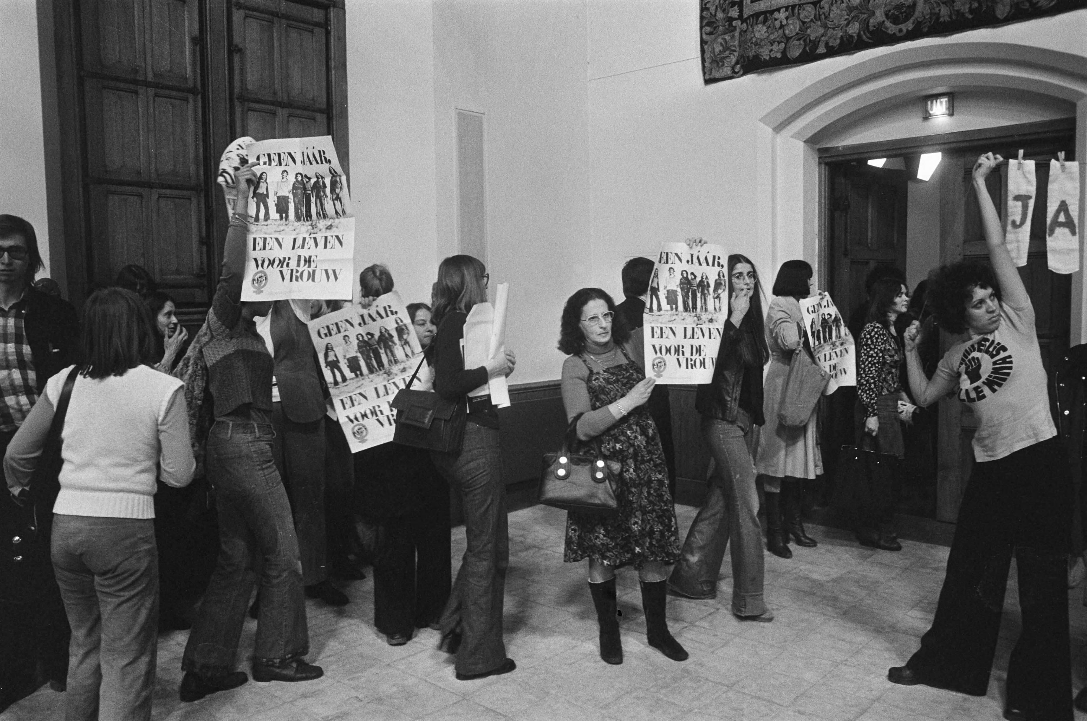 Fotocollectie Anefo — HM bij bijeenkomst Nationaal Comite "Internationale Jaar van de Vrouw 1975" in Ridderzaal in Den Haag ; demonstrerende Dolle Minas Ridderzaal — Foto: Peters, Hans / Anefo. Licentie: Set B: Rechtenvrij / Publiek Domein. Bron: Nationaal Archief. http://hdl.handle.net/10648/ac619554-d0b4-102d-bcf8-003048976d84