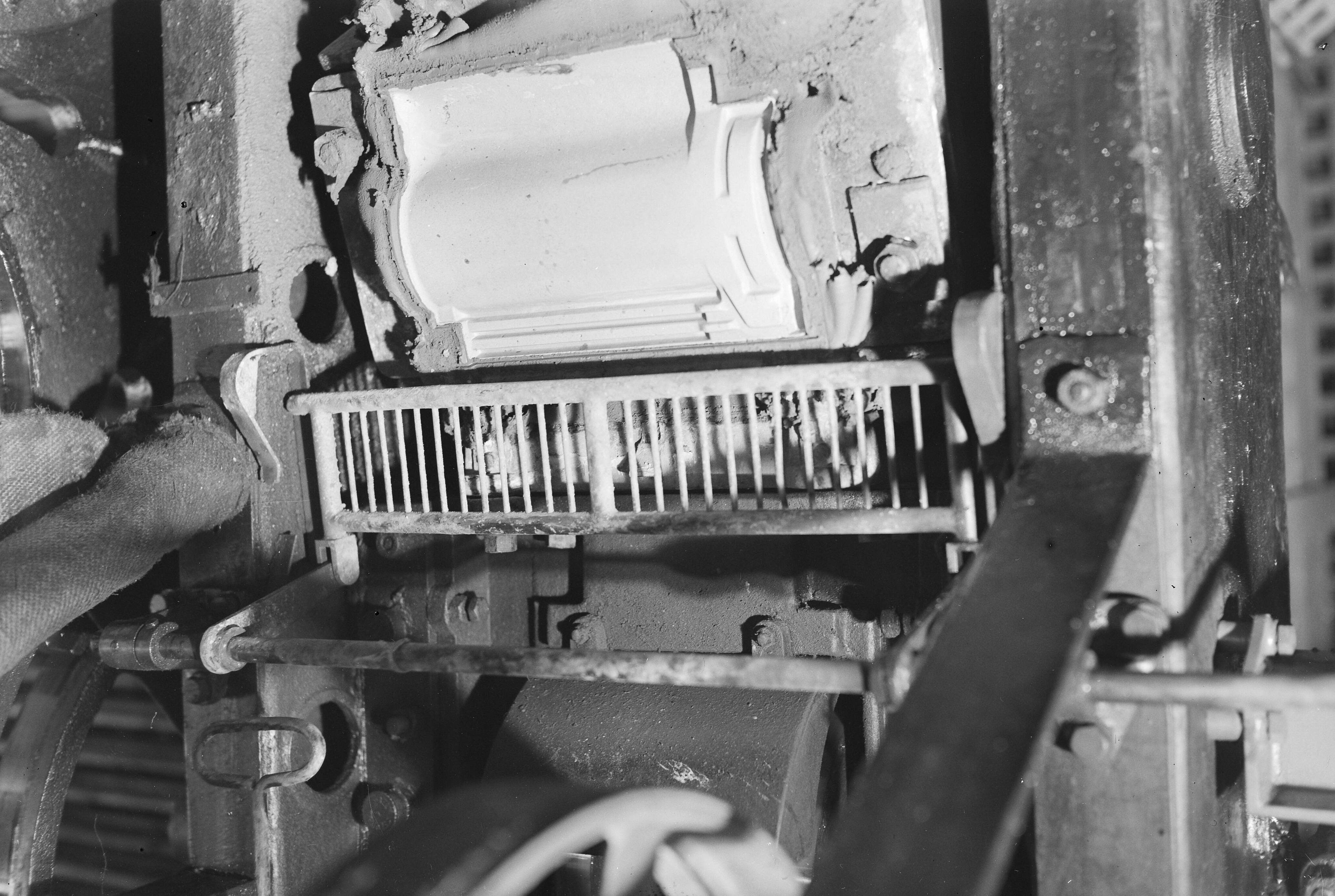 Fotocollectie Arbeidsinspectie — 10x15 Revolverdakpanpers met gesloten scherm van de firma Oosthoek te Alphen aan den Rijn — Foto: Onbekend / Publiek Domein of Rechtenvrij. Licentie: Set B: Rechtenvrij / Publiek Domein. Bron: Nationaal Archief. http://hdl.handle.net/10648/ad9f035c-d0b4-102d-bcf8-003048976d84