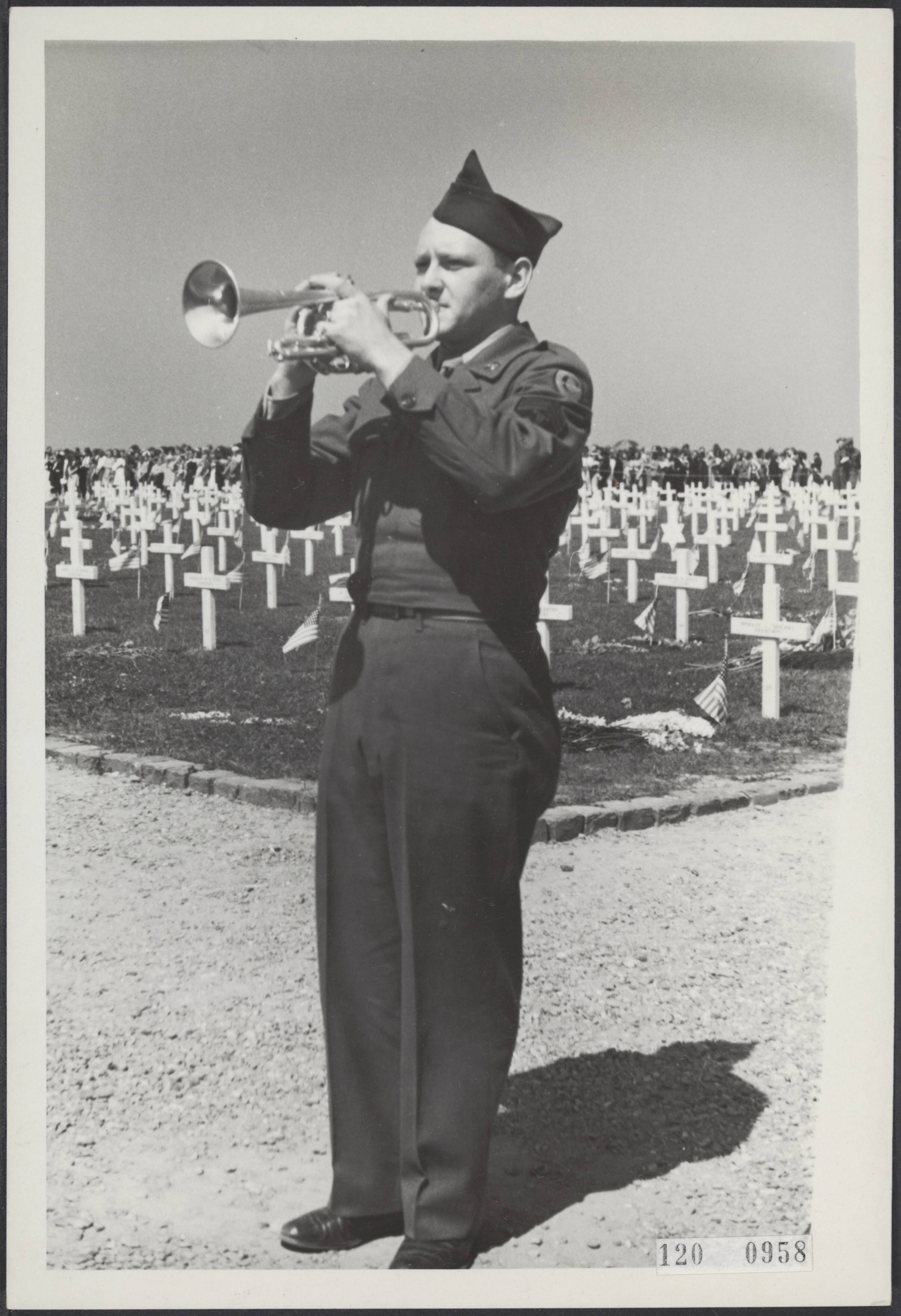 Fotocollectie Rijksvoorlichtingsdienst Eigen — Amerikaanse militair speelt de "Last Post" op de erebegraafplaats te Margraten — Foto: Rijksvoorlichtingsdienst (RVD). Licentie: Set B: Rechtenvrij / Publiek Domein. Bron: Nationaal Archief. http://hdl.handle.net/10648/af22030a-d0b4-102d-bcf8-003048976d84