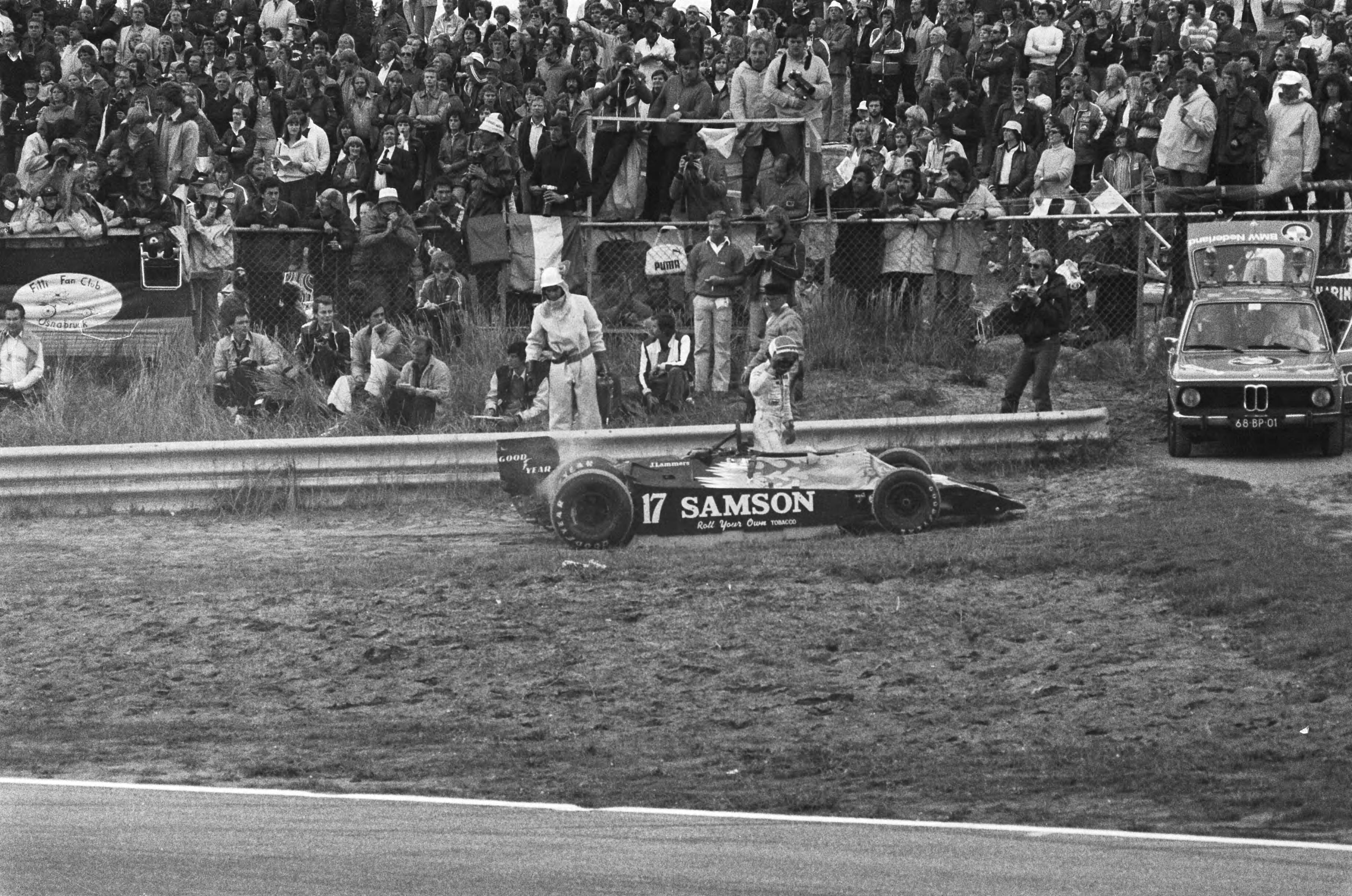 Grand Prix Zandvoort 1979 — Jan Lammers geeft op — Foto: Suyk, Koen / Anefo. Licentie: Set B: Rechtenvrij / Publiek Domein. Bron: Nationaal Archief. http://hdl.handle.net/10648/accfc6be-d0b4-102d-bcf8-003048976d84