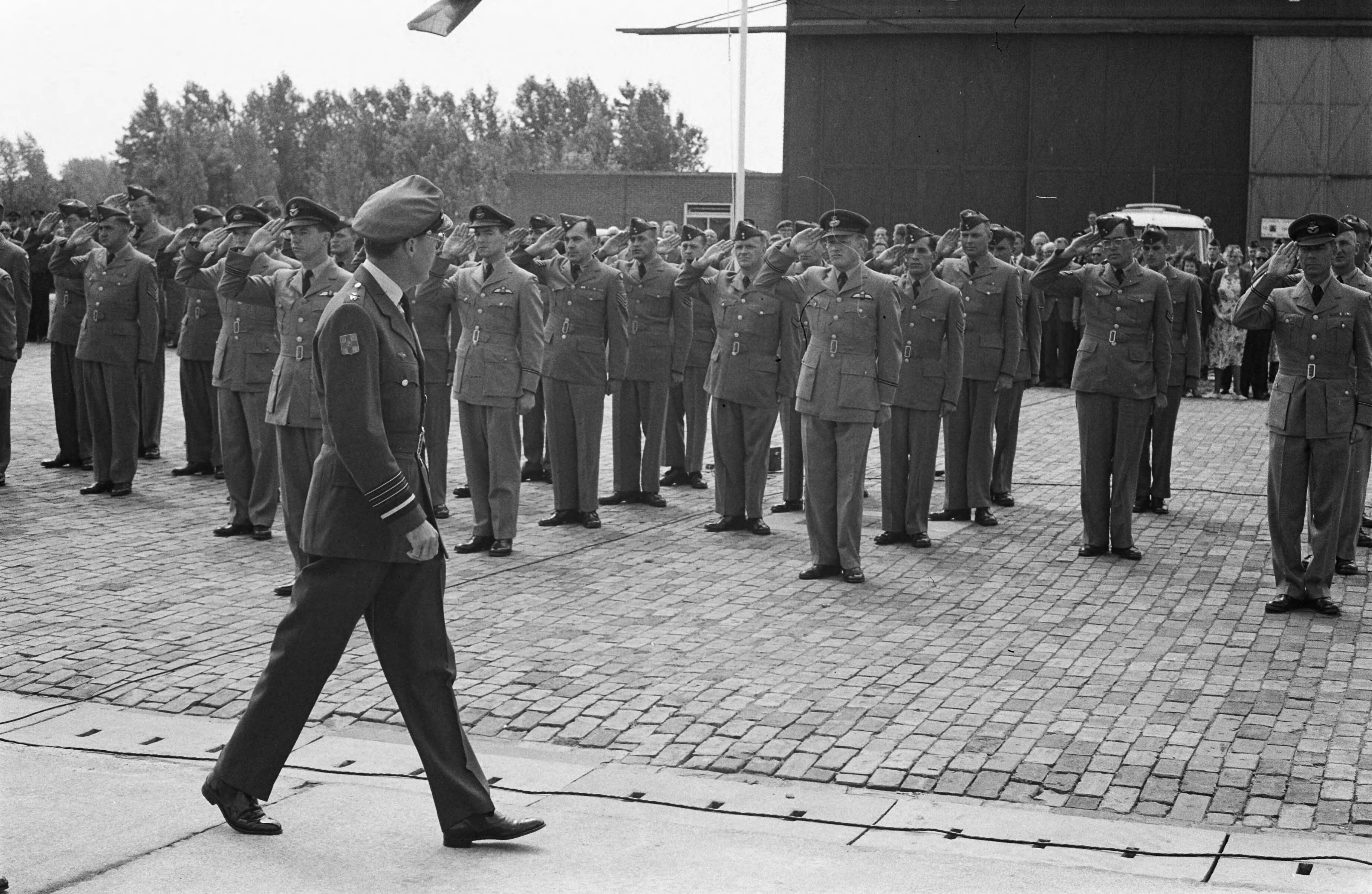 Fotocollectie Anefo — Prins Bernhard bij schietcompetitie NATO-Luchtmacht op vliegbasis Leeuwarden. Prins Bernhard inspecteert de deelnemers — Foto: Rossem, Wim van / Anefo. Licentie: Set B: Rechtenvrij / Publiek Domein. Bron: Nationaal Archief. http://hdl.handle.net/10648/a9dbe546-d0b4-102d-bcf8-003048976d84