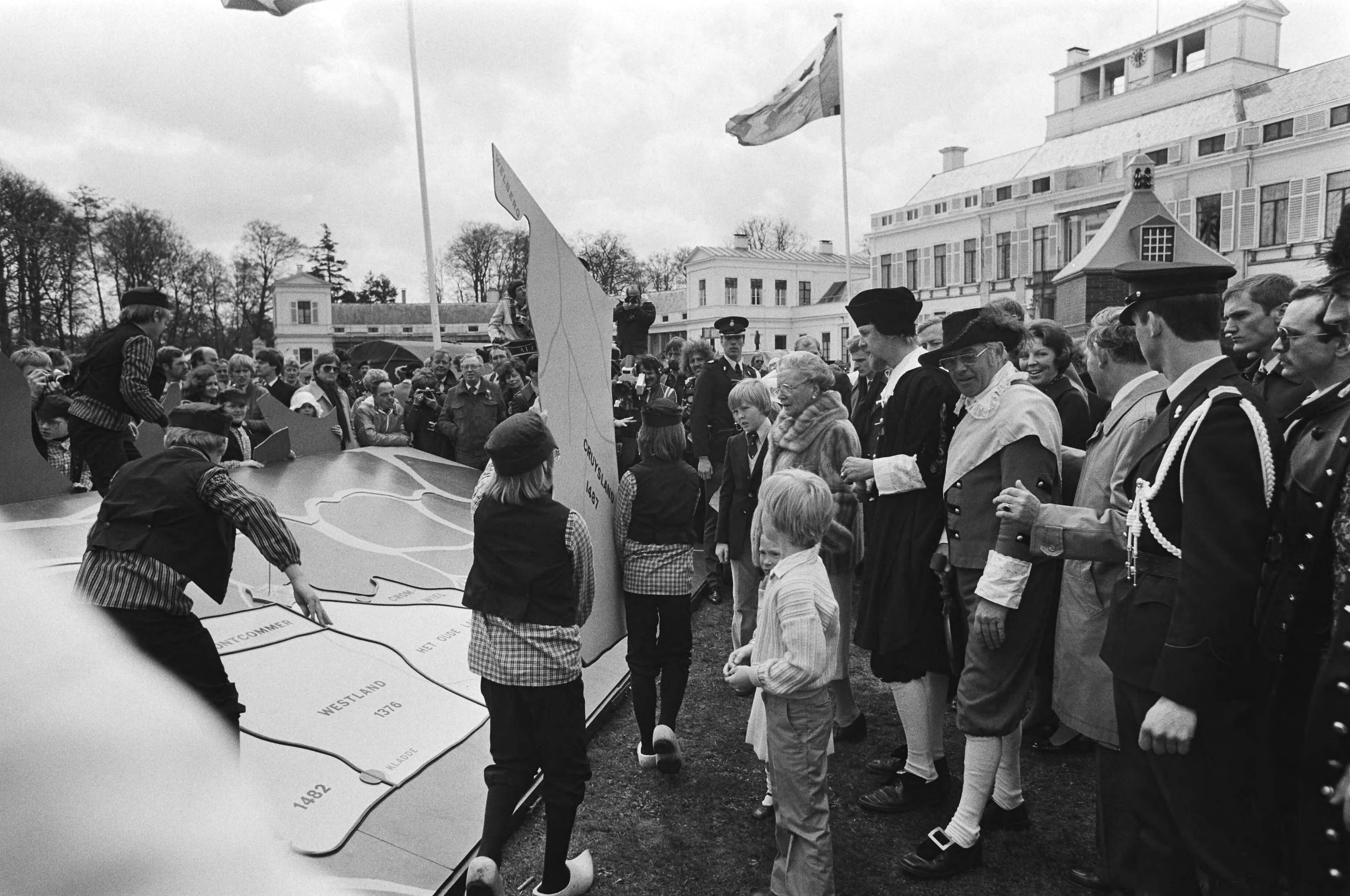 Defilé Soestdijk — Op het middenterrein — Foto: Croes, Rob C. / Anefo. Licentie: Set B: Rechtenvrij / Publiek Domein. Bron: Nationaal Archief. http://hdl.handle.net/10648/acc959e6-d0b4-102d-bcf8-003048976d84