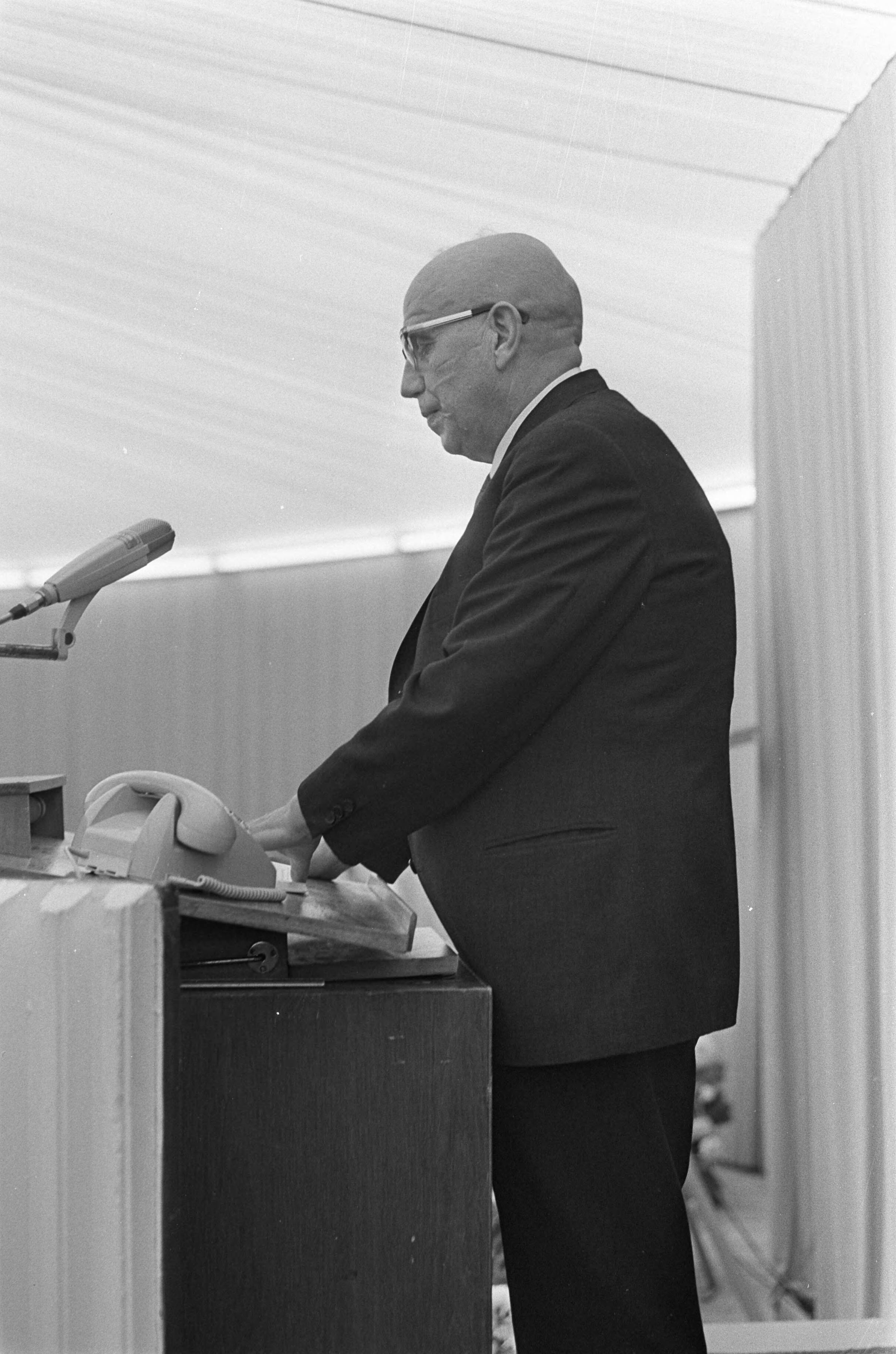 Prins Bernhard bezoekt Zeeland — Na ontvangst van de prins bij Hoechst wordt een toespraak gehouden — Foto: Fotograaf Onbekend / Anefo. Licentie: Set B: Rechtenvrij / Publiek Domein. Bron: Nationaal Archief. http://hdl.handle.net/10648/ab4d6256-d0b4-102d-bcf8-003048976d84
