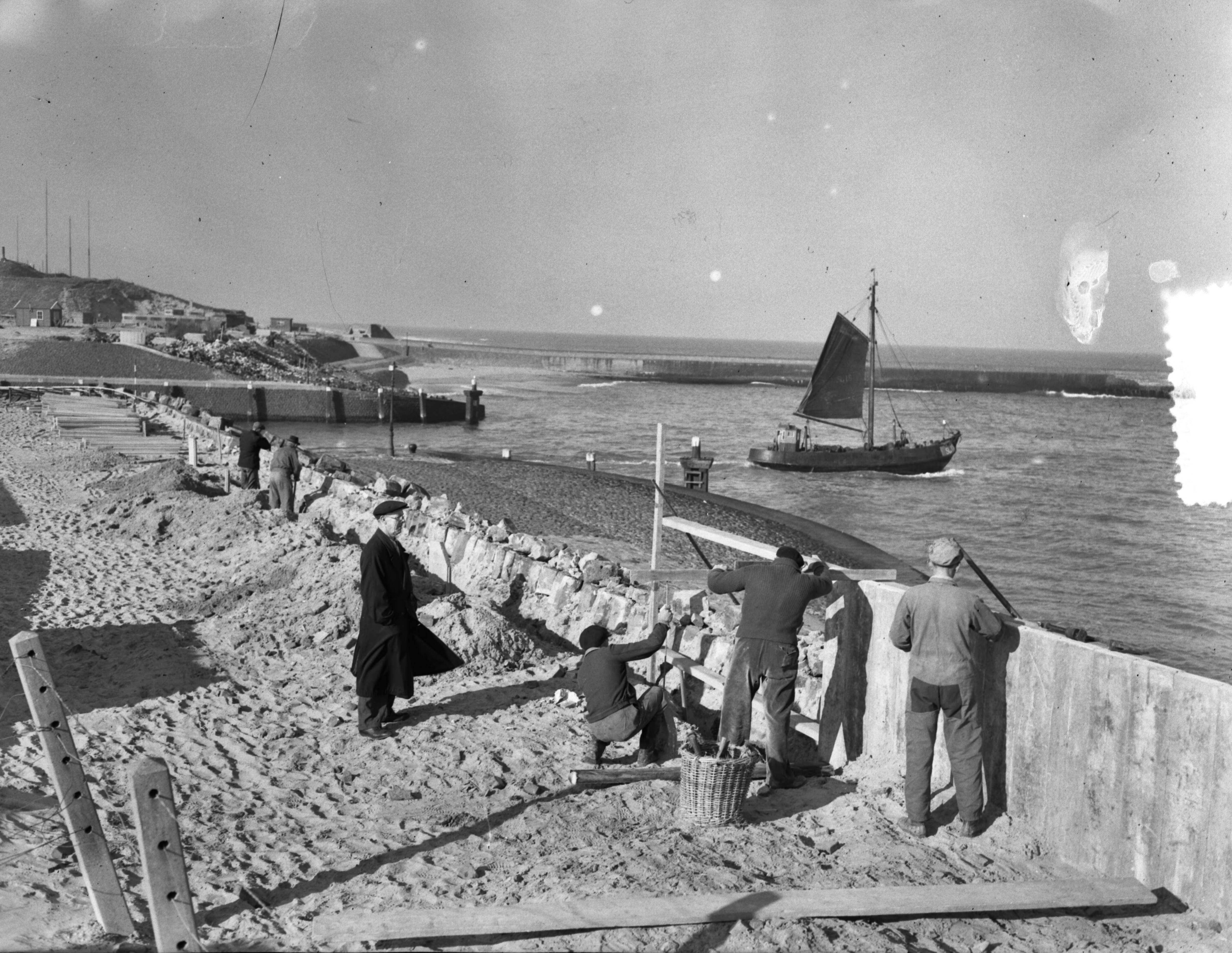 Fotocollectie Anefo — Scheveningen. Reparatie aan kustwerken — Foto: Duinen, G.W. van / Anefo. Licentie: Set B: Rechtenvrij / Publiek Domein. Bron: Nationaal Archief. http://hdl.handle.net/10648/a90a92ac-d0b4-102d-bcf8-003048976d84