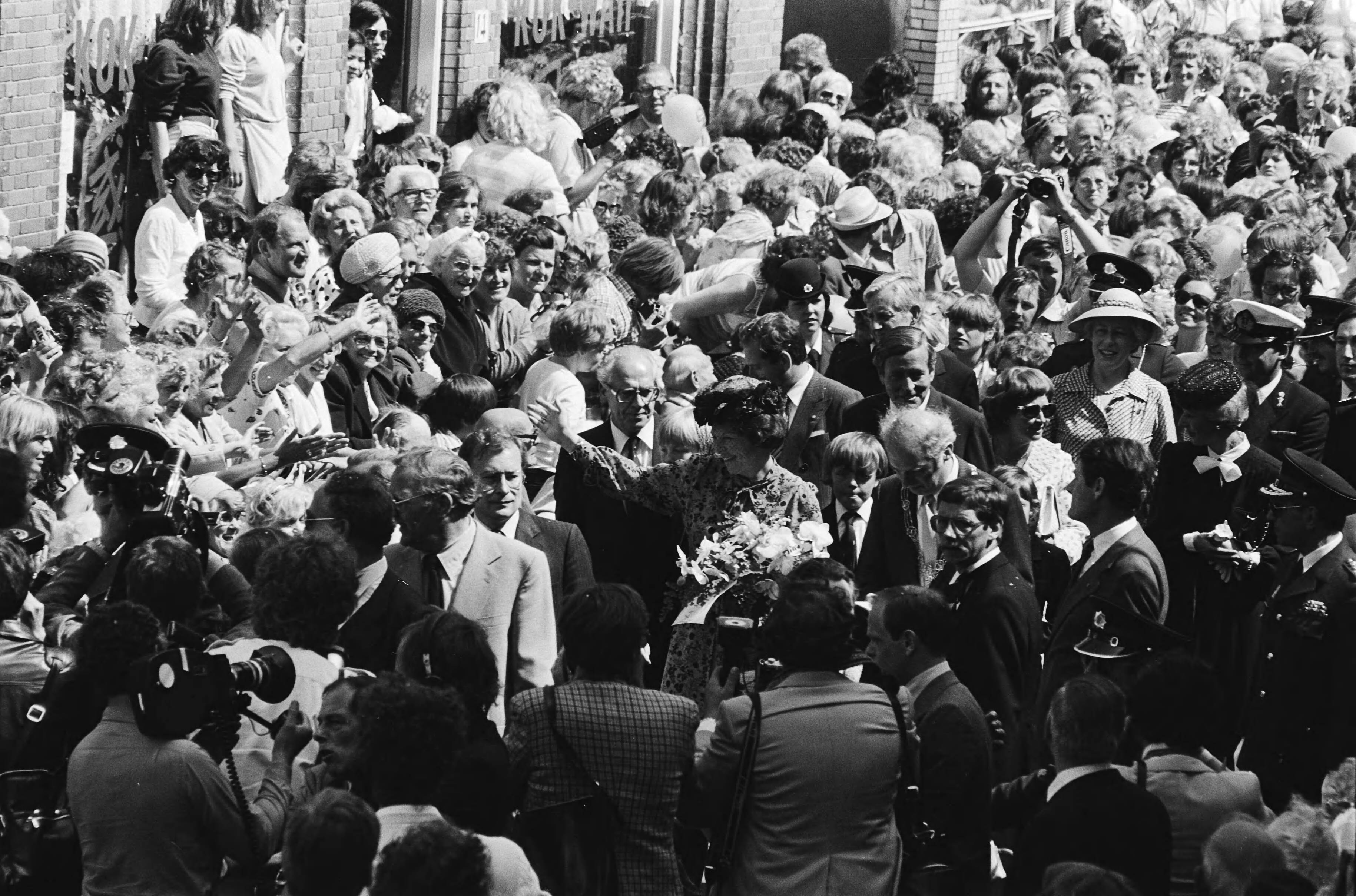 Fotocollectie Anefo — Intocht Koningin Beatrix in Den Haag in open caleche; overzicht drukte tijdens wandeling Koninklijke familie in Scheveningen — Foto: Croes, Rob C. / Anefo. Licentie: Set B: Rechtenvrij / Publiek Domein. Bron: Nationaal Archief. http://hdl.handle.net/10648/ace0dc1a-d0b4-102d-bcf8-003048976d84