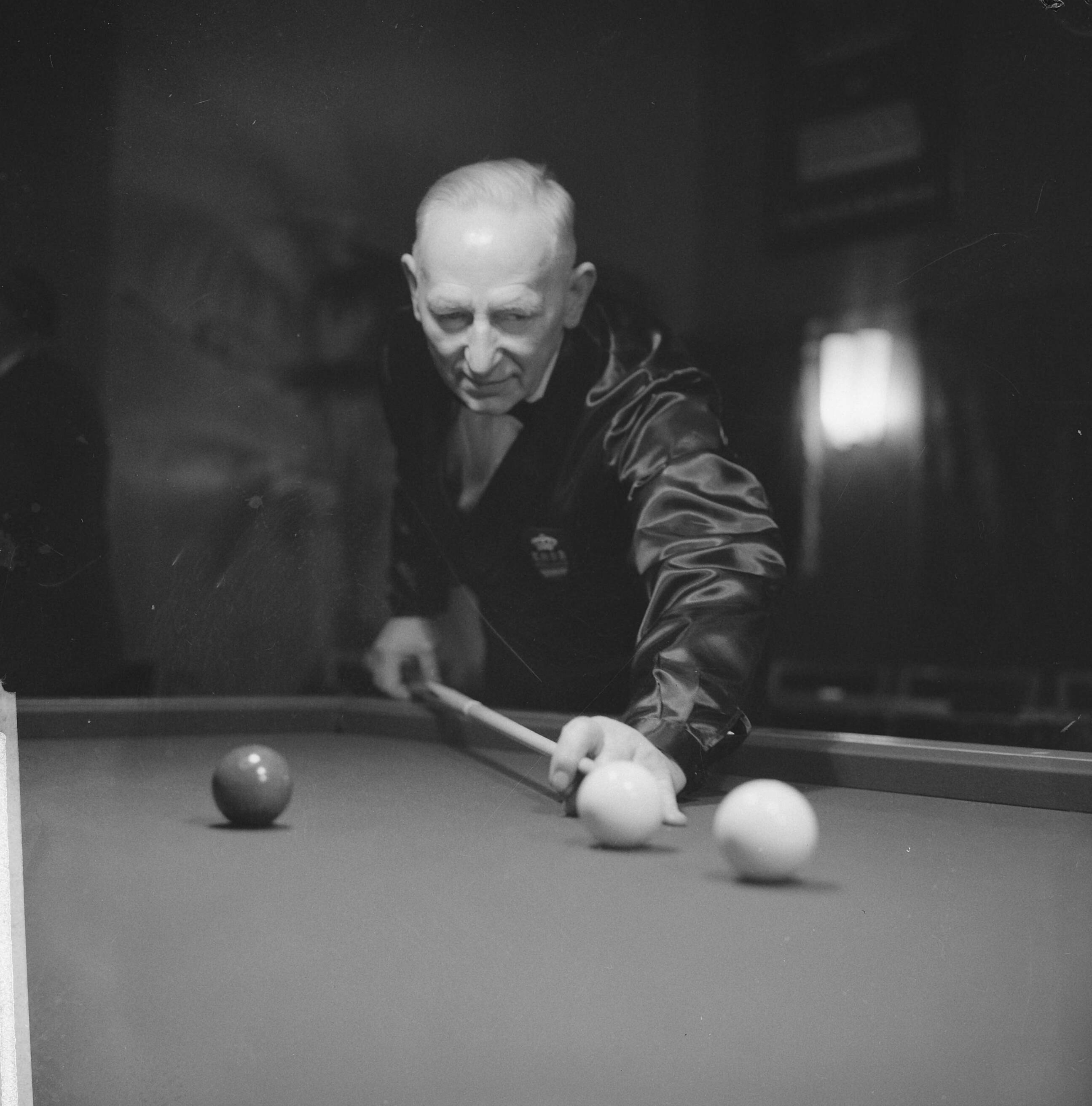 Fotocollectie Anefo — Biljarten Nederlandse Kampioenschappen Eerste Klasse Driebanden in Utrecht. Oudste deelnemer Broekhuizen aan stoot — Foto: Koch, Eric / Anefo. Licentie: Set B: Rechtenvrij / Publiek Domein. Bron: Nationaal Archief. http://hdl.handle.net/10648/a9f74494-d0b4-102d-bcf8-003048976d84