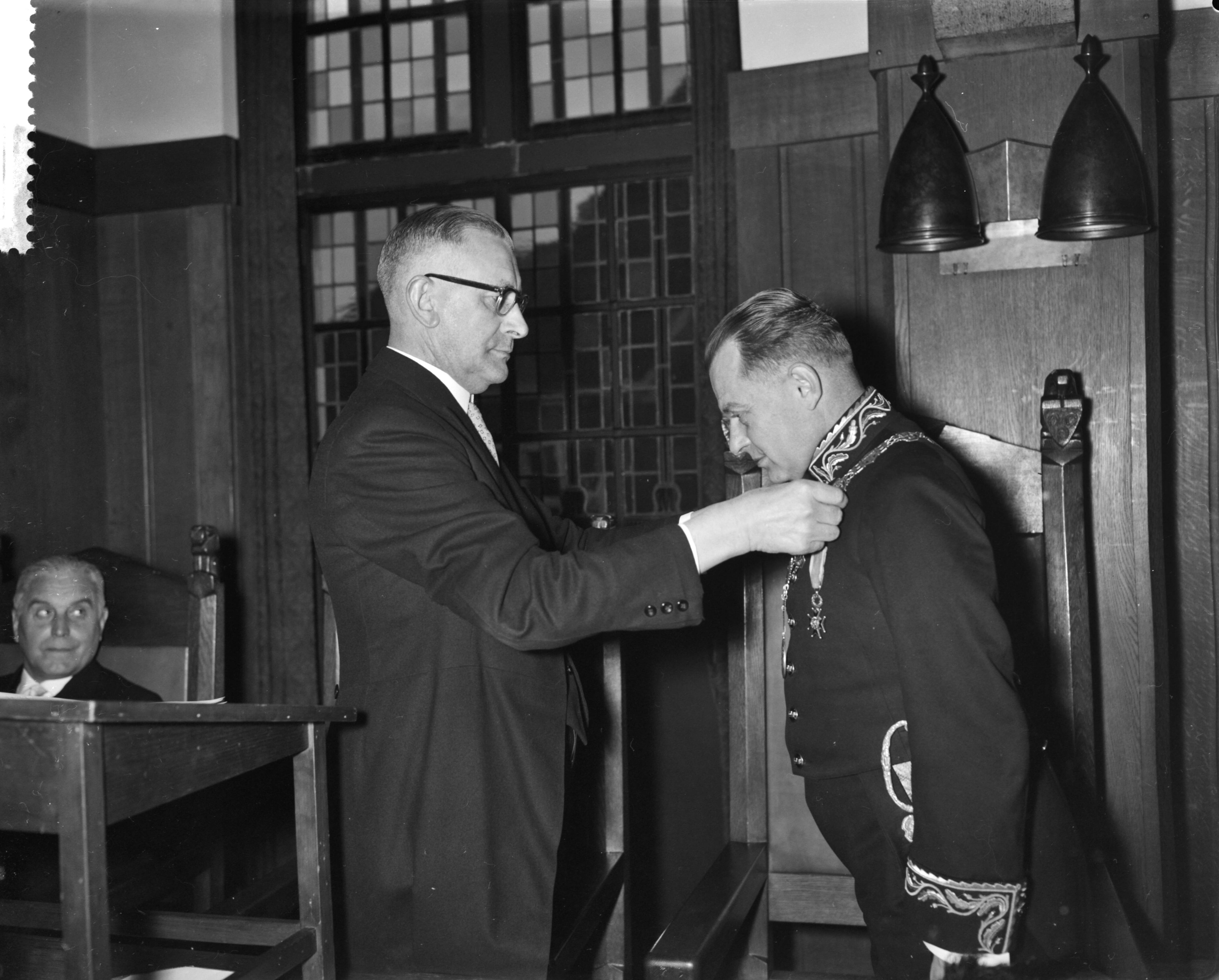 Fotocollectie Anefo — Installatie van mr. dr. R.M.A.A. Geuljans als burgemeester van Breda, loco-burgemeester J.A. Meijs hangt mr. dr. Geuljans de ambtsketen om — Foto: Bilsen, Joop van / Anefo. Licentie: Set B: Rechtenvrij / Publiek Domein. Bron: Nationaal Archief. http://hdl.handle.net/10648/a9a3edf8-d0b4-102d-bcf8-003048976d84